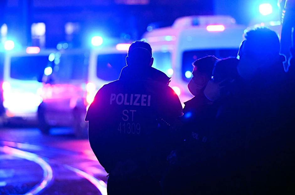 Polizisten stehen bei einem&nbsp;Einsatz auf der Straße. (Symbolbild)