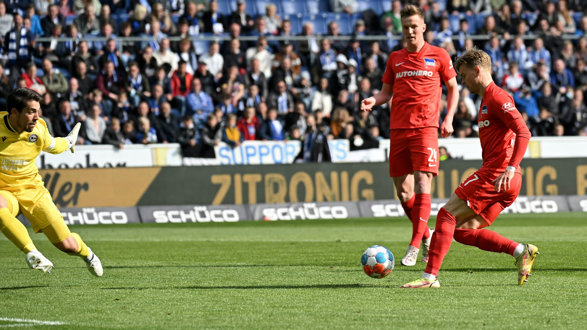 Hätte Maximilian Mittelstädt (r.) in der 88. Minute bei Arminia Bielefeld nicht noch einmal passen wollen, sondern das 2:1 erzielt, hätte Hertha BSC bereits den direkten Abstieg vermieden.