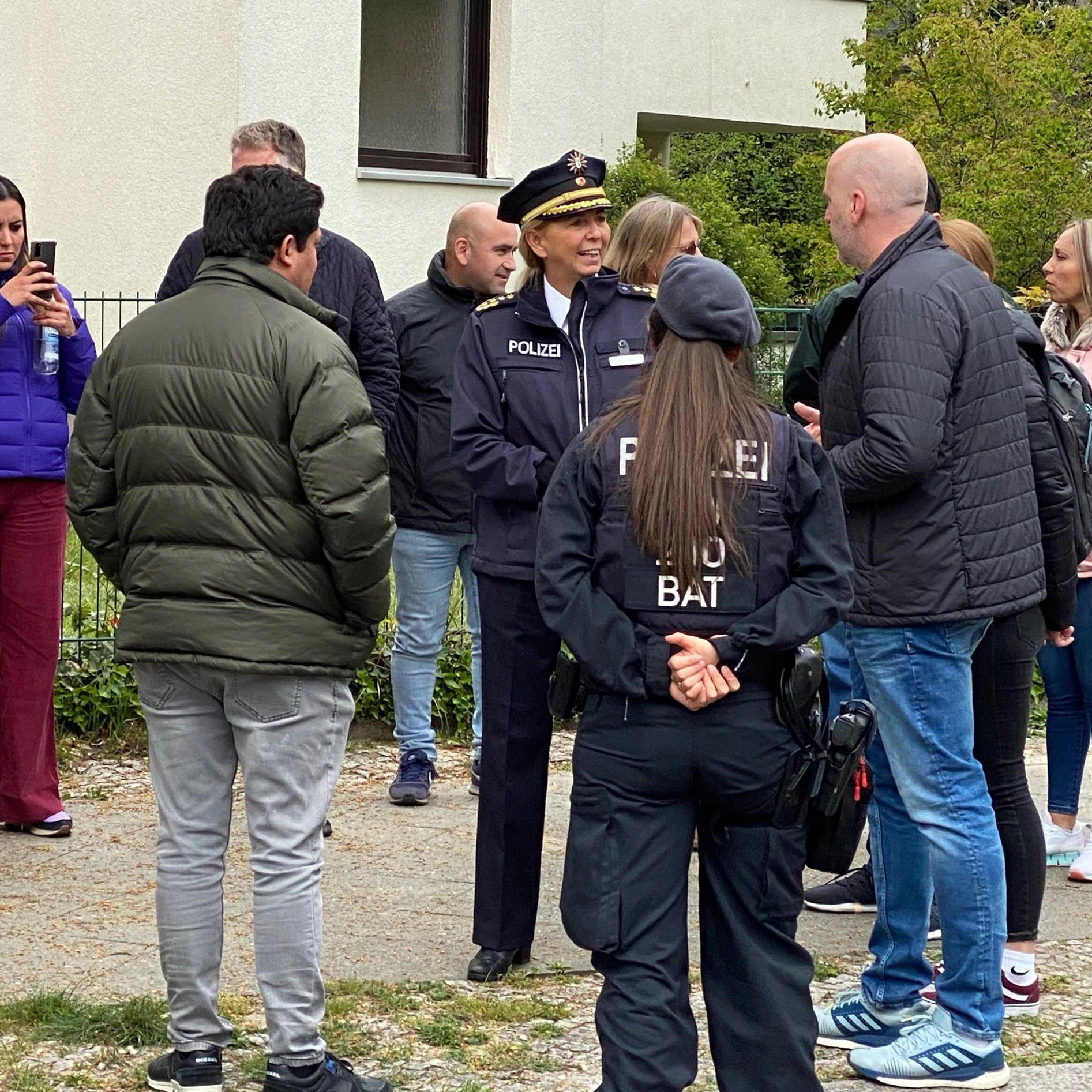Berlin-Grunewald: Polizeichefin Barbara Slowik, erkennbar an der blauen Polizeimütze mit Goldverzierung.