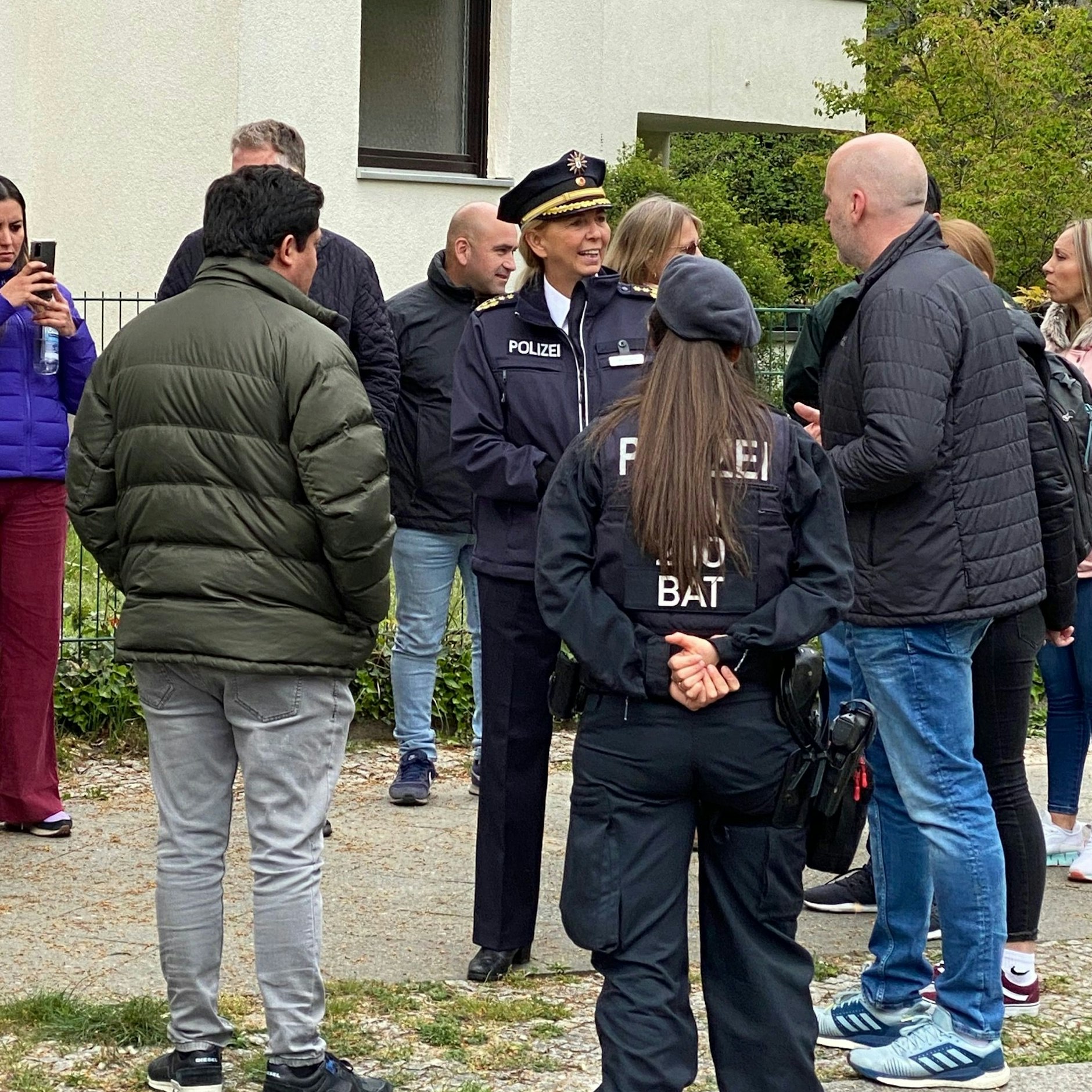 Berlin-Grunewald: Polizeichefin Barbara Slowik, erkennbar an der blauen Polizeimütze mit Goldverzierung.