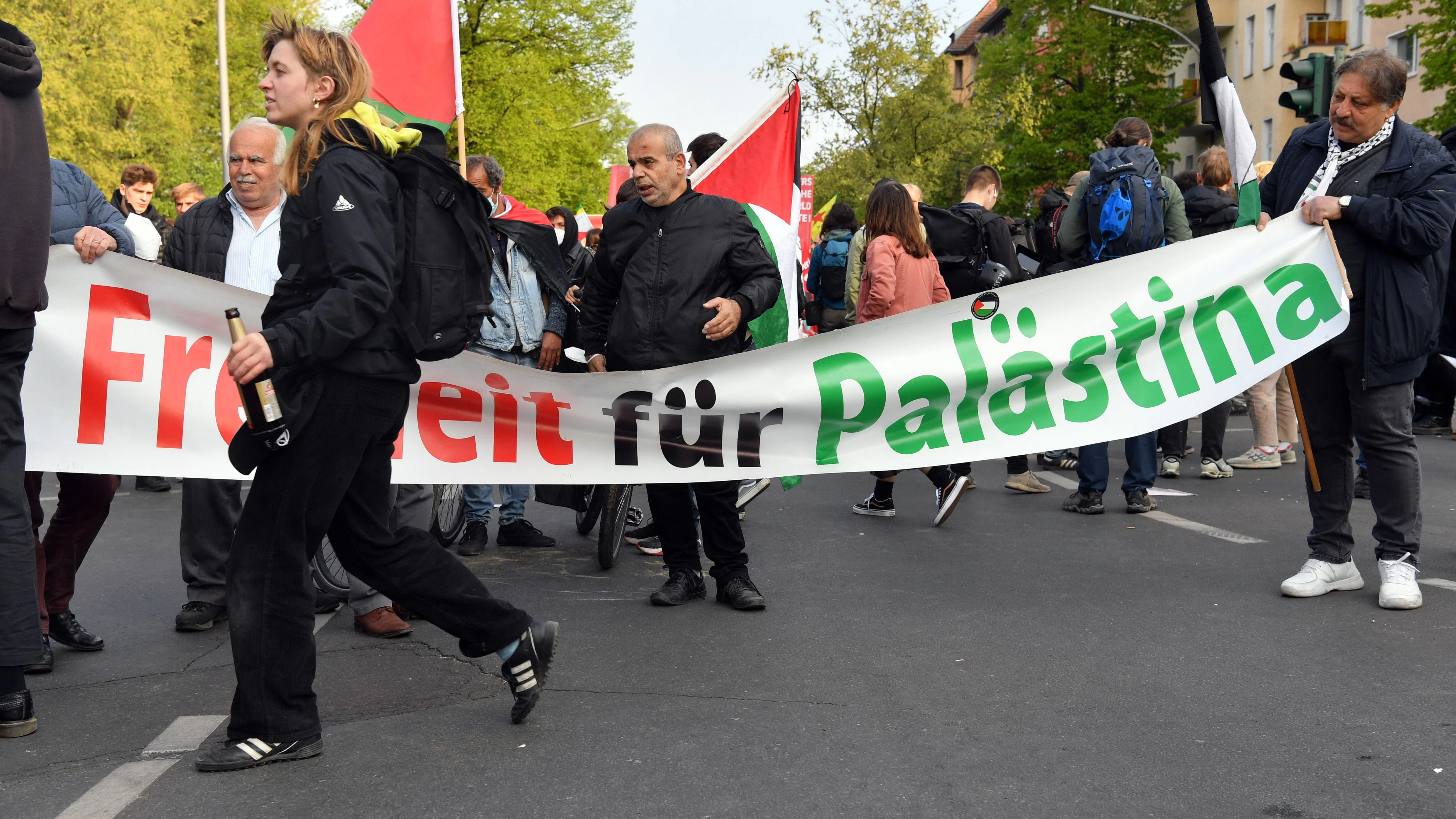 Berlin: Teilnehmer der „Revolutionären 1. Mai-Demonstration“ halten ein Banner mit der Aufschrift „Freiheit für Palästina“ hoch.