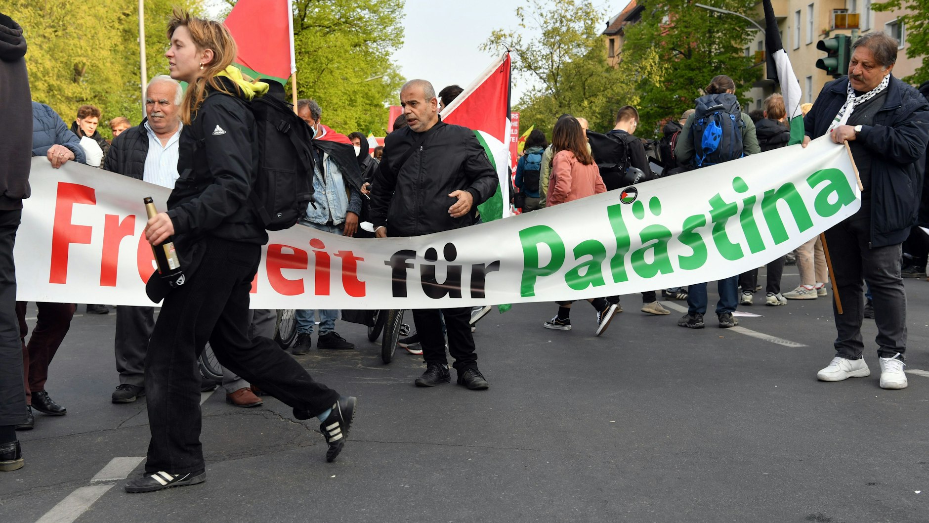 Berlin: Teilnehmer der „Revolutionären 1. Mai-Demonstration“ halten ein Banner mit der Aufschrift „Freiheit für Palästina“ hoch.