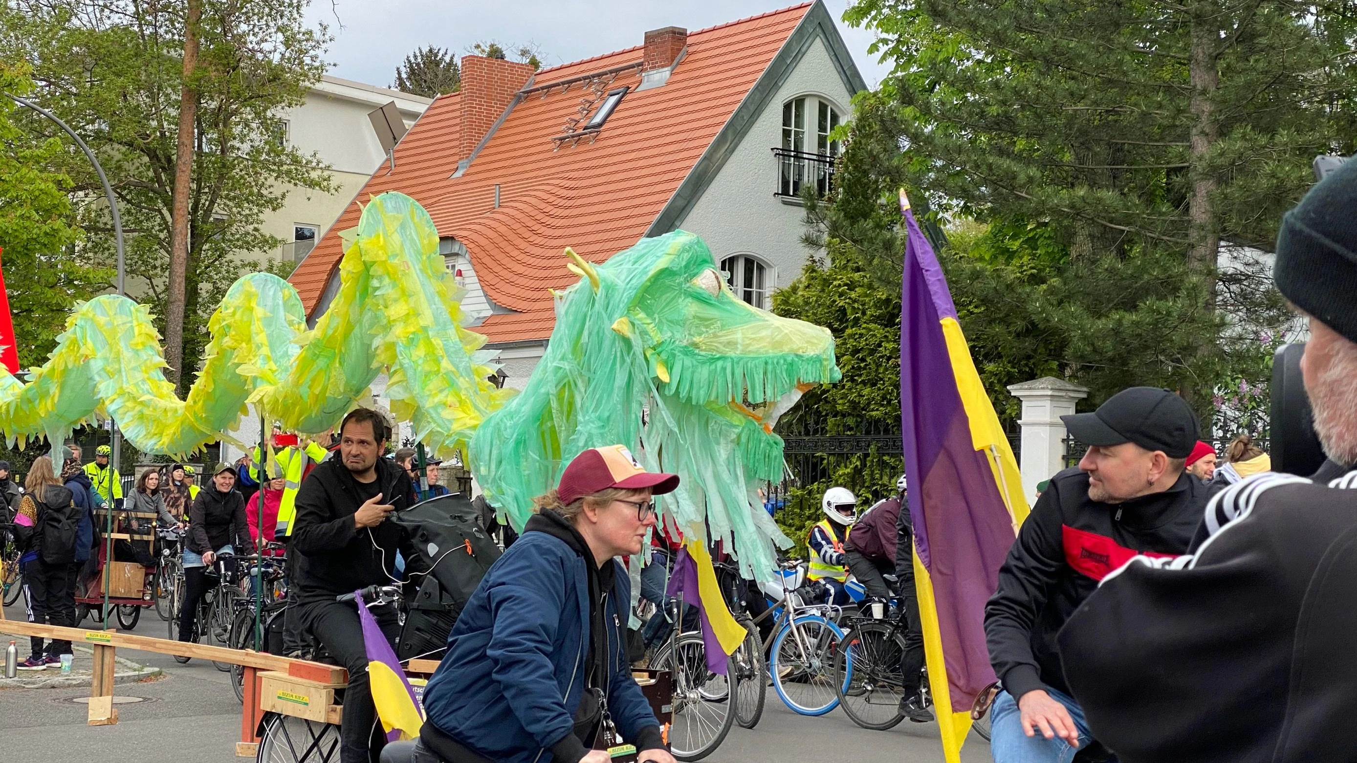 Berlin-Grunewald: Die Fahrrad-Demonstranten lassen sich im Villenviertel blicken.