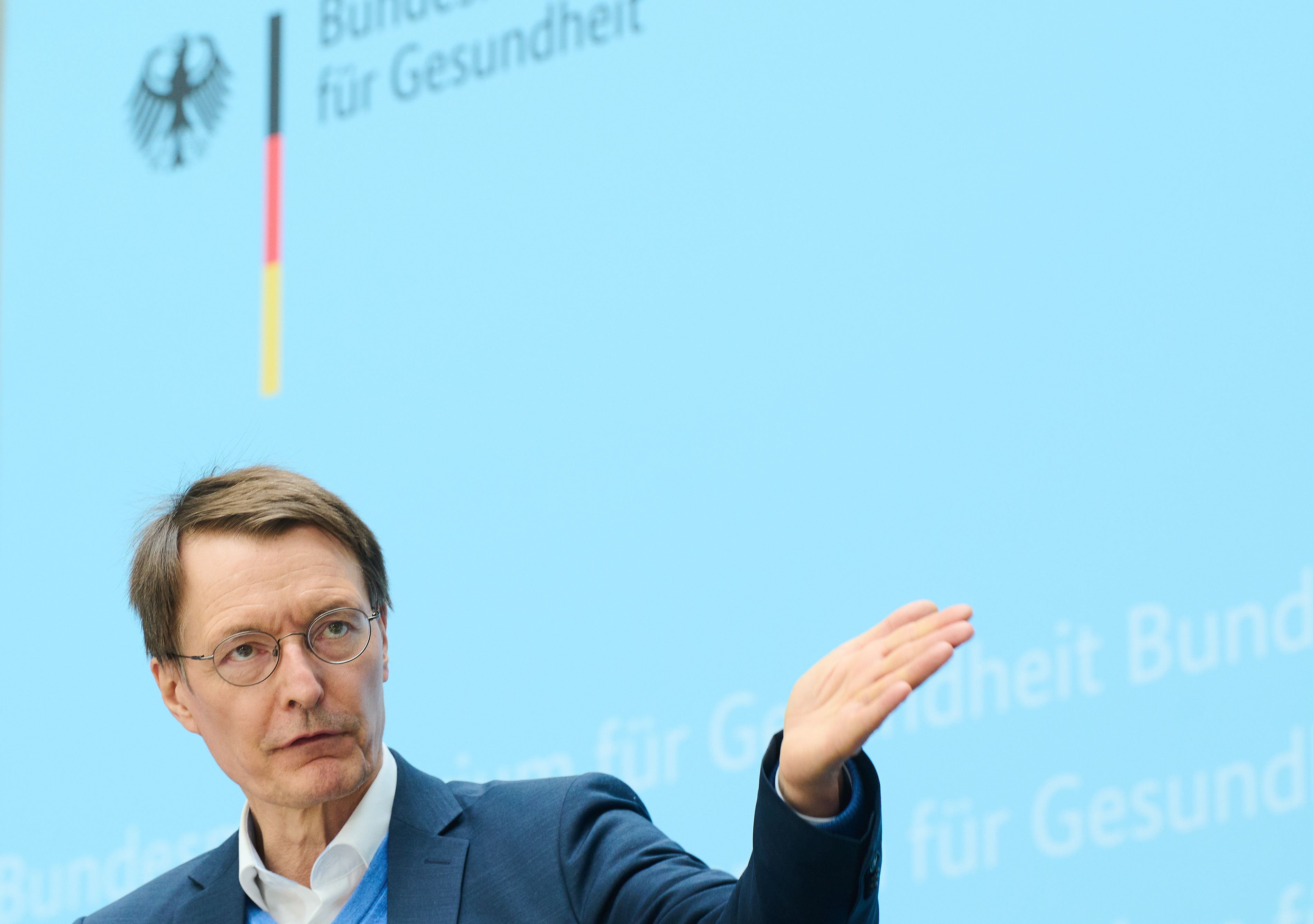 Lauterbach erwägt Maskenpflicht auch für frisch Geimpfte