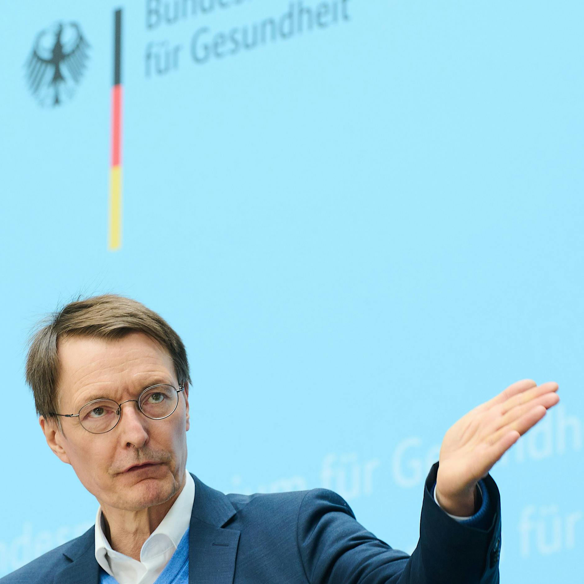 Lauterbach erwägt Maskenpflicht auch für frisch Geimpfte