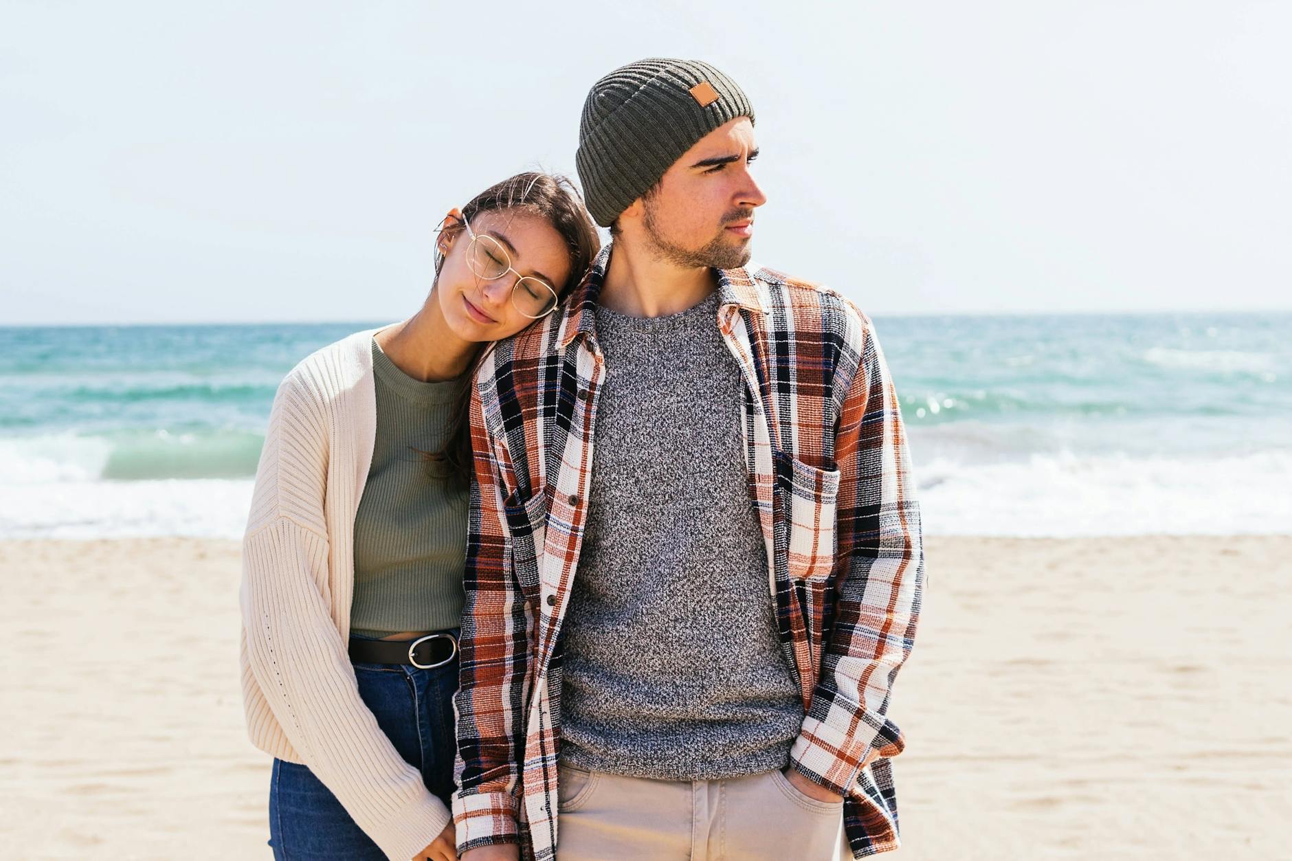 Zwei Menschen suchen Nähe zueinander.