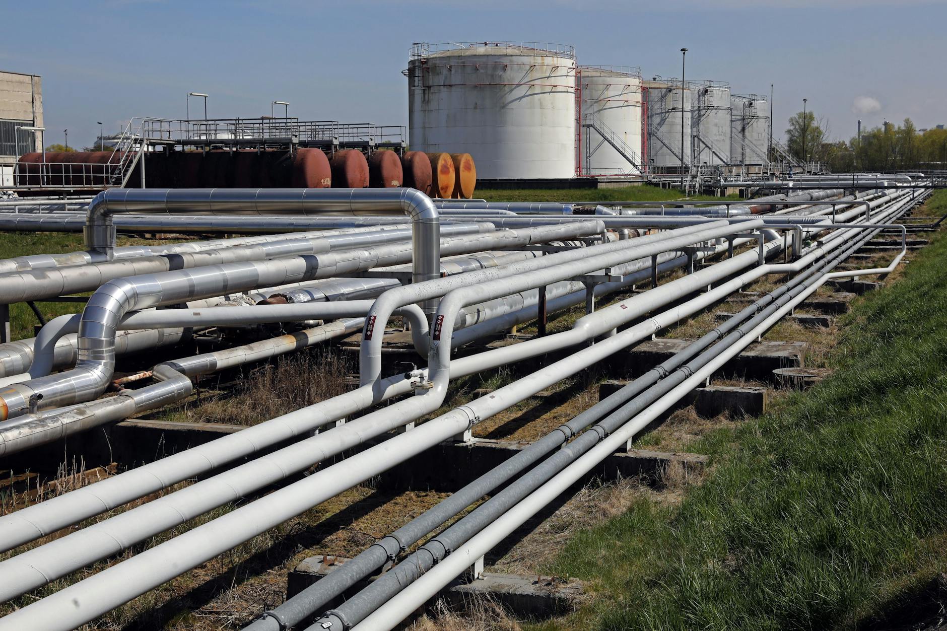 Über den Ölhafen in Rostock könnte Ersatz für ausfallende russische Pipeline-Lieferungen fließen.