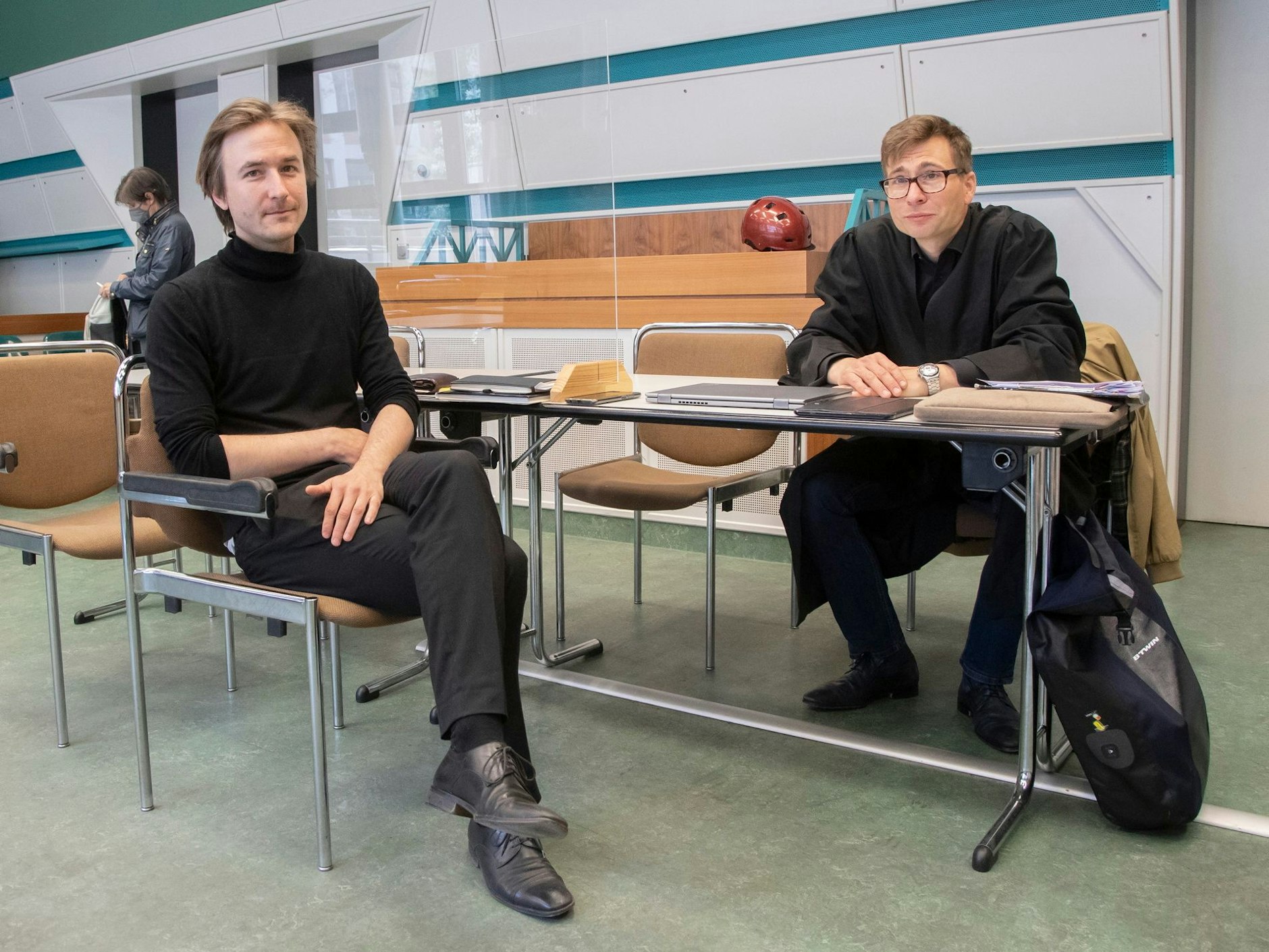 Verleger Hendrik Sodenkamp (l.) mit seinem Anwalt vor Gericht