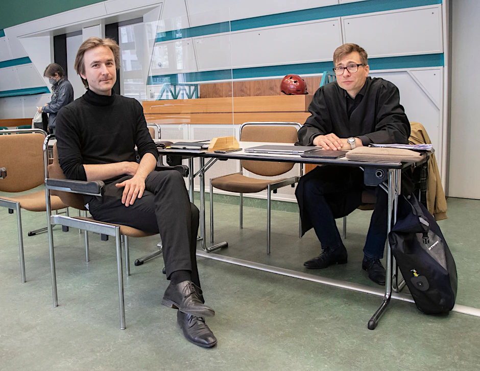 Verleger Hendrik Sodenkamp (l.) mit seinem Anwalt vor Gericht