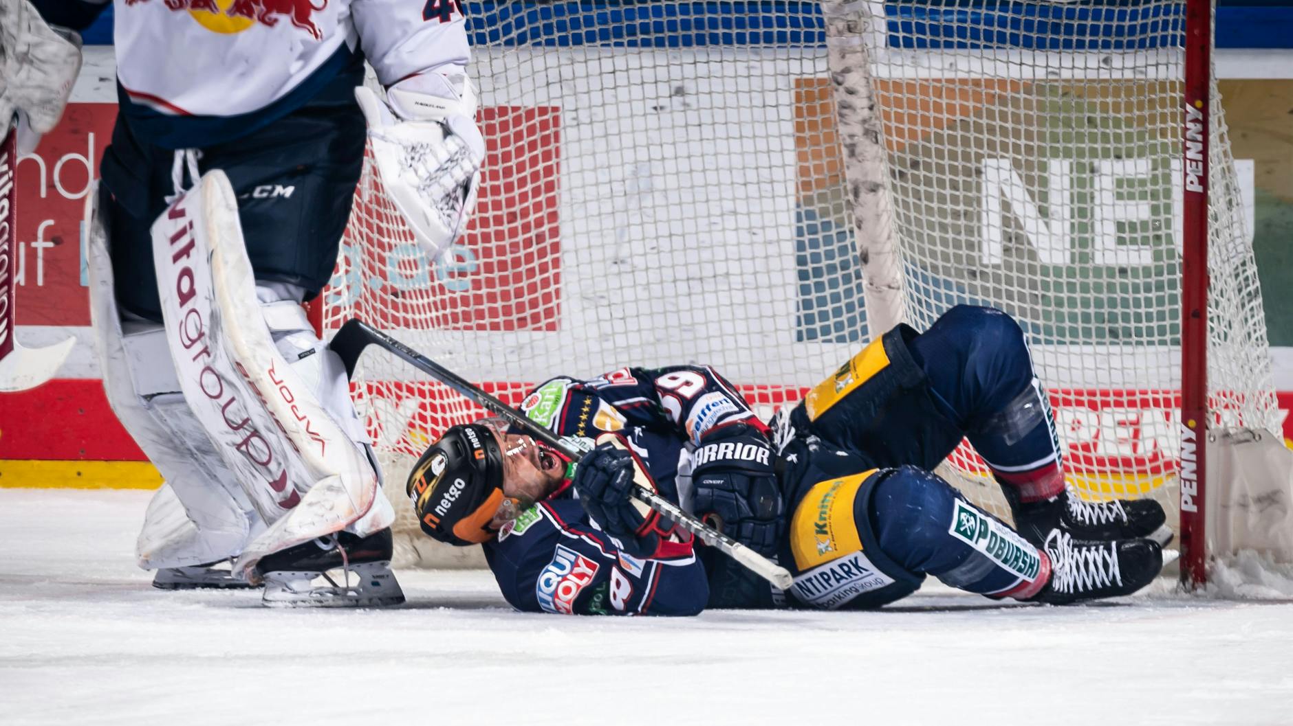 Eisbär Zach Boychuk krümmt sich nach einem Crosscheck vor Schmerzen, muss vom Eis und kommt nicht mehr zurück.