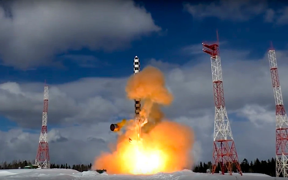 Das vom russischen Verteidigungsministerium zur Verfügung gestellten Bild zeigt den Abschuss einer Interkontinentalrakete des Typs „RS-28 Sarmat“ bei einem Test (Archivbild).