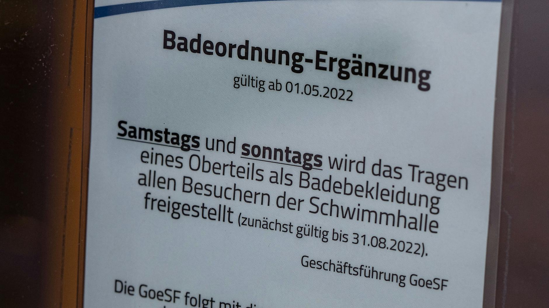 Niedersachsen, Göttingen: Eine „Badeordnung-Ergänzug“ hängt am Eingang zum Hallenschwimmbad „Badeparadies Eiswiese“. Ab Mai dürfen Frauen an Samstagen und Sonntagen ohne Oberkörperbekleidung Schwimmbäder in Göttingen besuchen. Der Sportausschuss der Stadt sprach sich für eine entsprechende Regelung aus.