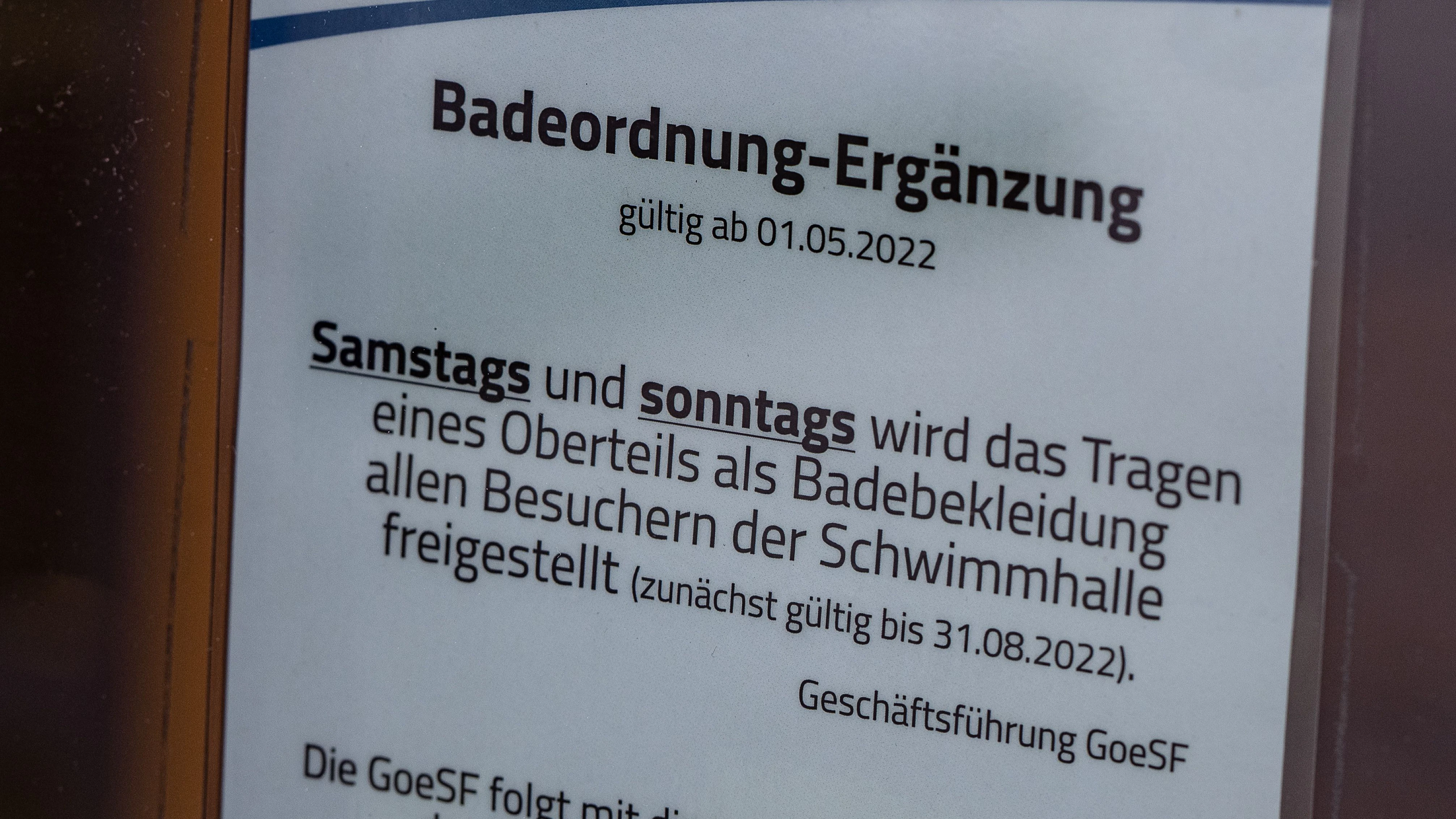 Niedersachsen, Göttingen:&nbsp;Eine „Badeordnung-Ergänzug“ hängt am Eingang zum Hallenschwimmbad „Badeparadies Eiswiese“. Ab Mai dürfen Frauen an Samstagen und Sonntagen ohne Oberkörperbekleidung Schwimmbäder in Göttingen besuchen. Der Sportausschuss der Stadt sprach sich für eine entsprechende Regelung aus.