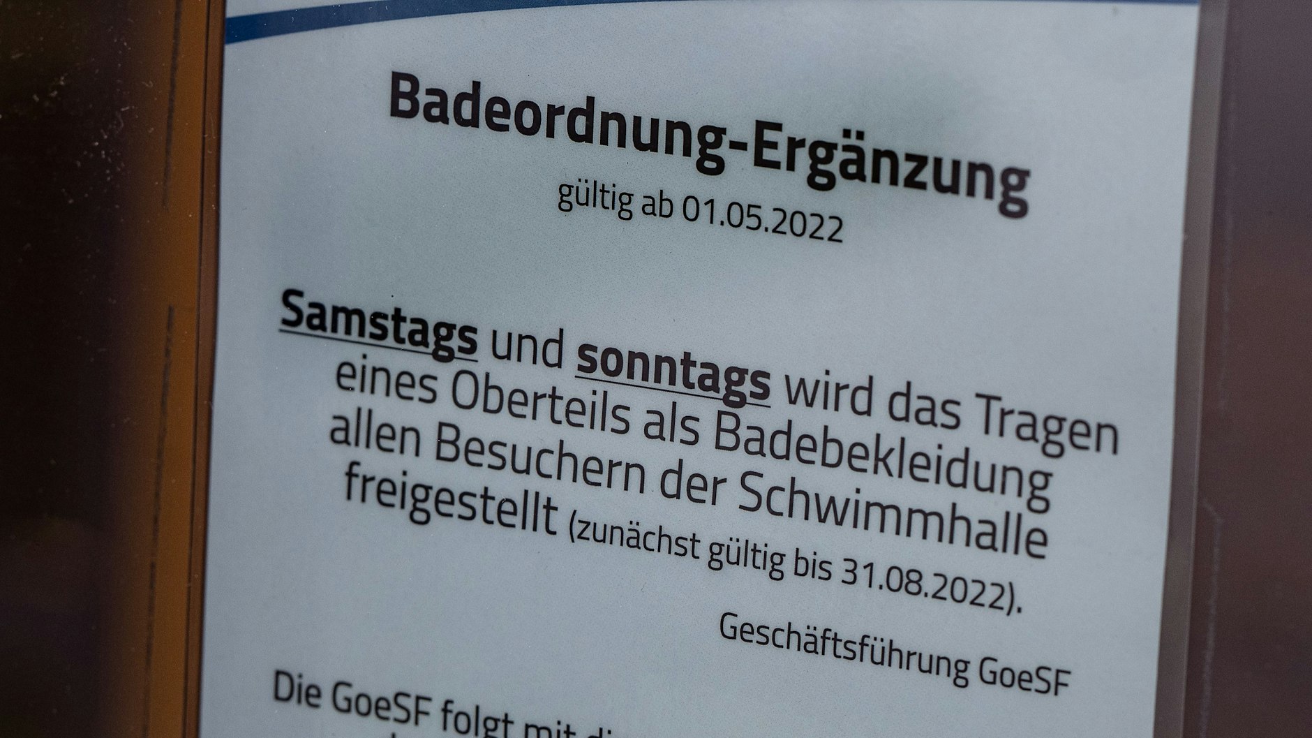 Niedersachsen, Göttingen:&nbsp;Eine „Badeordnung-Ergänzug“ hängt am Eingang zum Hallenschwimmbad „Badeparadies Eiswiese“. Ab Mai dürfen Frauen an Samstagen und Sonntagen ohne Oberkörperbekleidung Schwimmbäder in Göttingen besuchen. Der Sportausschuss der Stadt sprach sich für eine entsprechende Regelung aus.