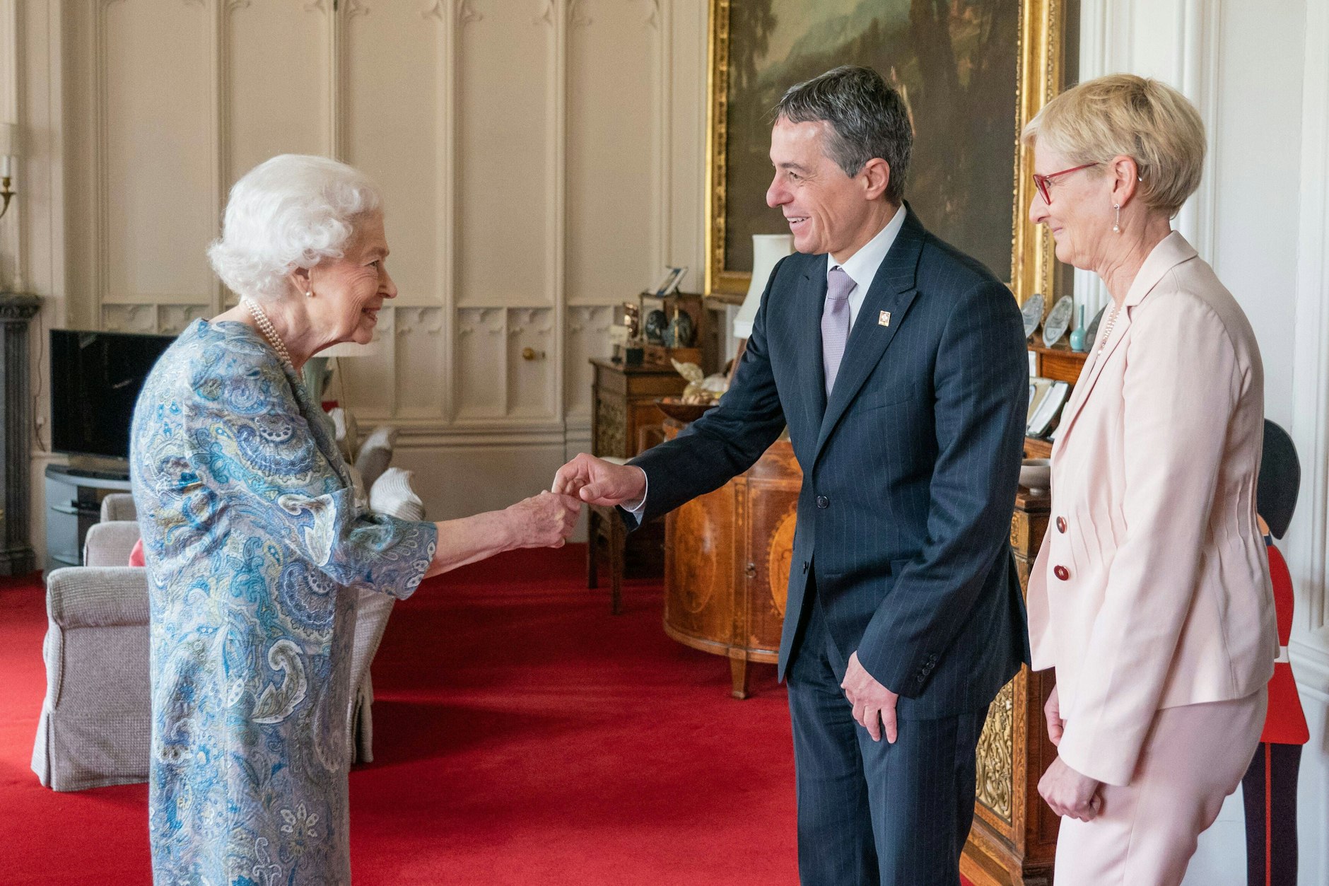 Die Queen begrüßt den Schweizer Bundespräsidenten Ignacio Cassis.