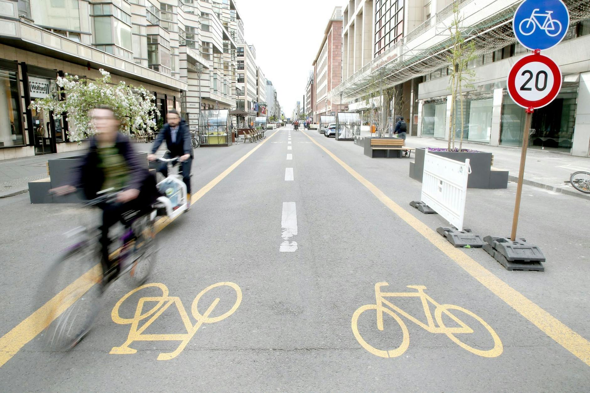 Seit August 2020 ist die Friedrichstraße zwischen der Leipziger und der Französischen Straße gesperrt. In der Fahrbahnmitte wurde ein provisorischer Fahrradstreifen eingerichtet.