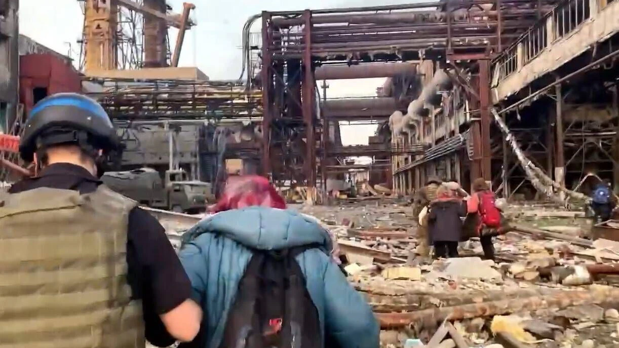 Unter Beteiligung des Internationalen Komitees vom Roten Kreuz konnten Zivilisten das von Russen belagerte Stahlwerk in Mariupol verlassen.
