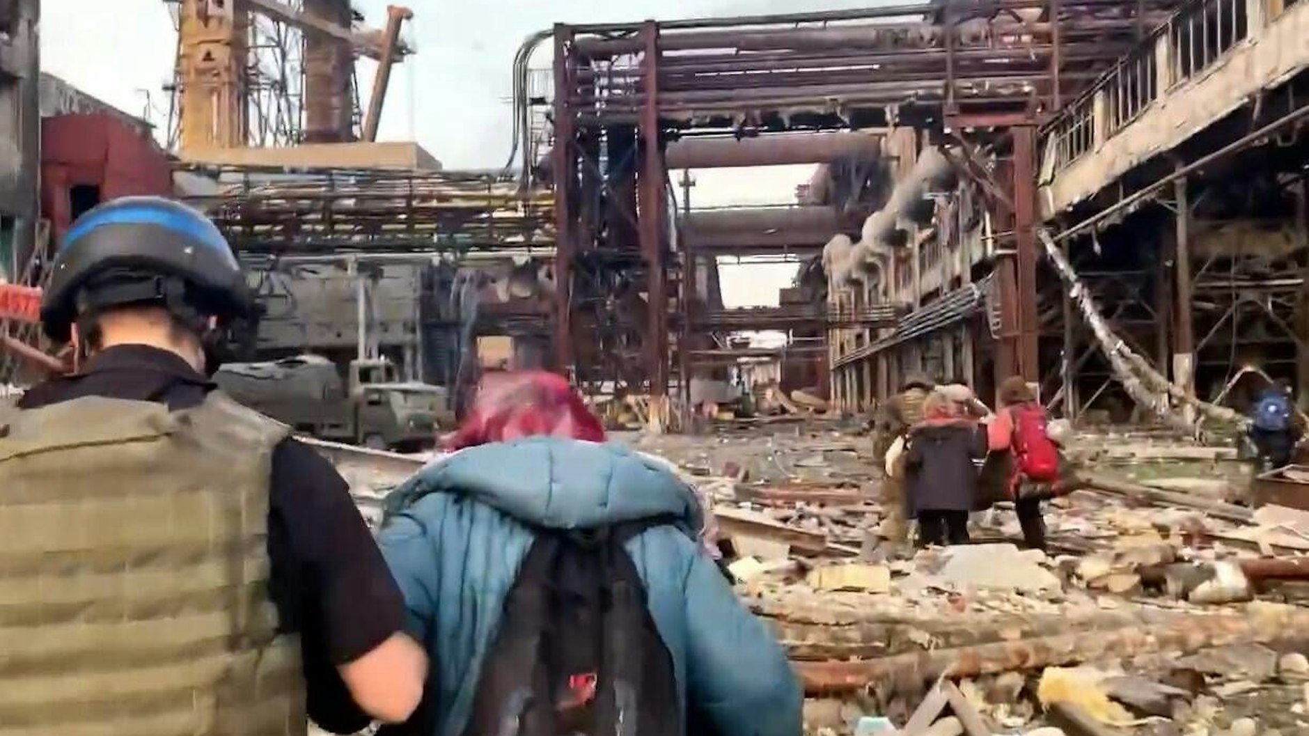 Unter Beteiligung des Internationalen Komitees vom Roten Kreuz konnten Zivilisten das von Russen belagerte Stahlwerk in Mariupol verlassen.