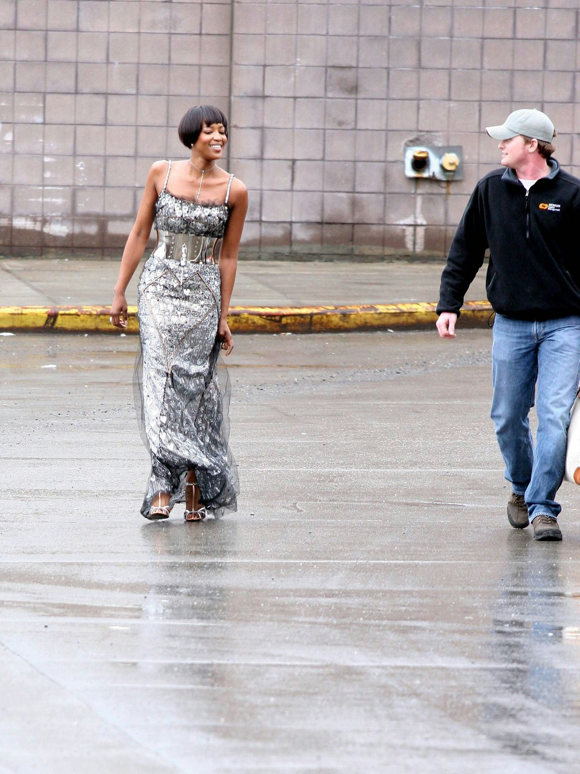 New York im März 2007: Naomi Campbell verbüßte den letzten Tag des fünftägigen Strafputzens im silbernen Dolce &amp; Gabbana-Fummel. Passend dazu hatte sie sich zuvor in einem silbernen Rolls Royce an der zu säubernden Stelle in Manhattan absetzen lassen.