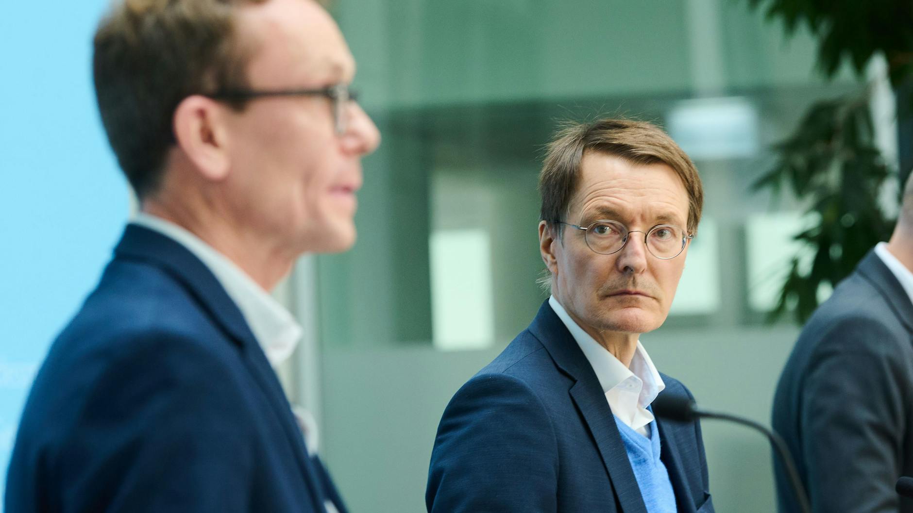 Gesundheitsminister Karl Lauterbach hört dem Berliner Professor Tom Bschor zu. Der koordiniert eine Kommission, die Vorschläge für eine Krankenhausreform erarbeitet.