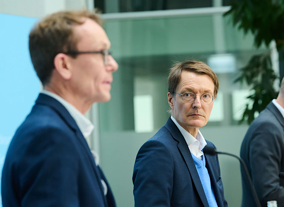 Gesundheitsminister Karl Lauterbach hört dem Berliner Professor Tom Bschor zu. Der koordiniert eine Kommission, die Vorschläge für eine Krankenhausreform erarbeitet.
