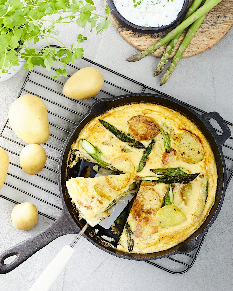 Der spanische Klassiker Tortilla mit grünem Spargel verfeinert. Dazu ein frischer Kräuter-Quark – sehr lecker!