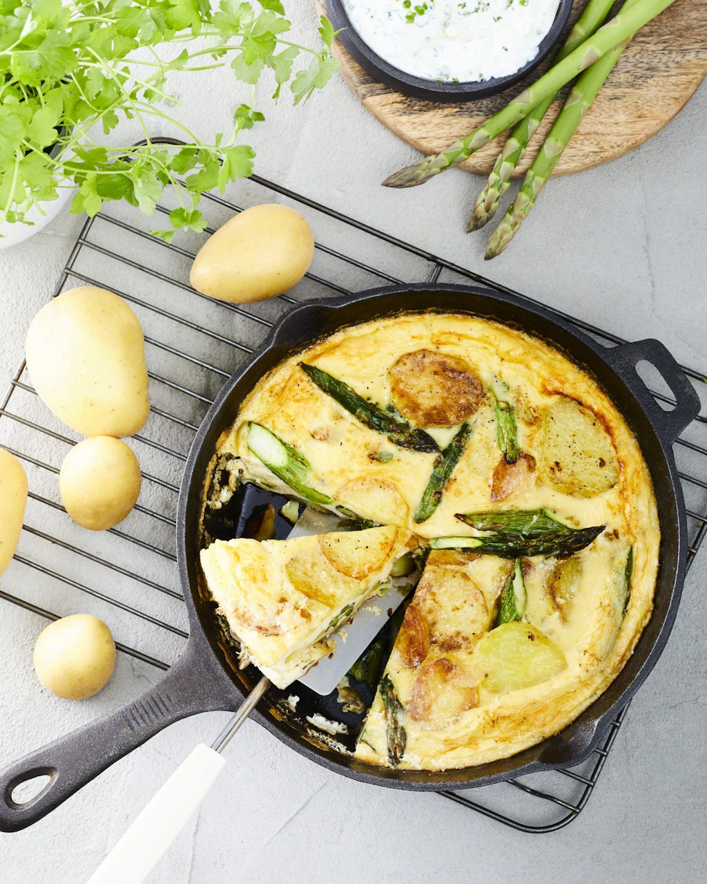 Geniales Pfannengericht aus dem Ofen! Rezept für Tortilla mit grünem Spargel und frischem Kräuter-Dip