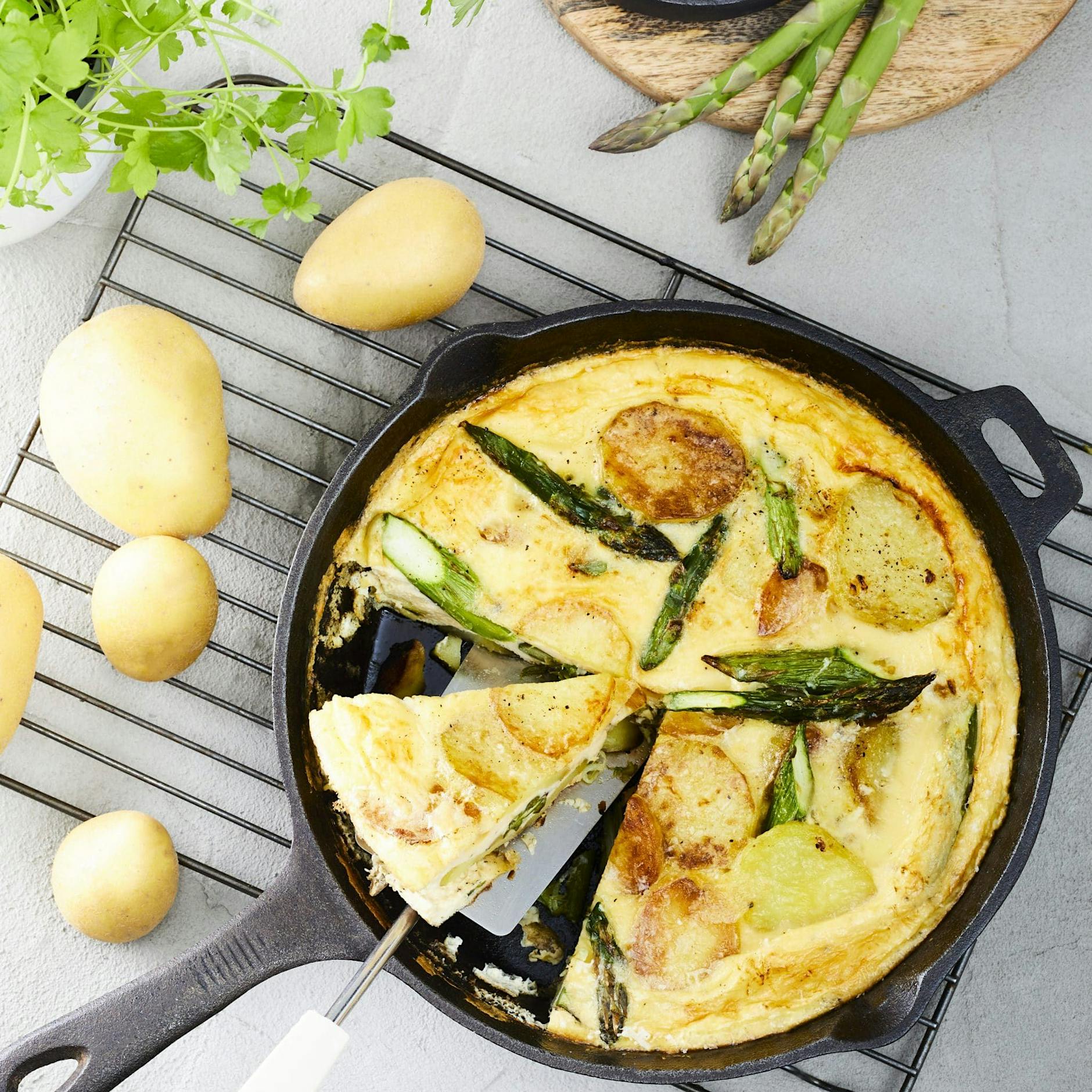 Geniales Pfannengericht aus dem Ofen! Rezept für Tortilla mit grünem Spargel und frischem Kräuter-Dip
