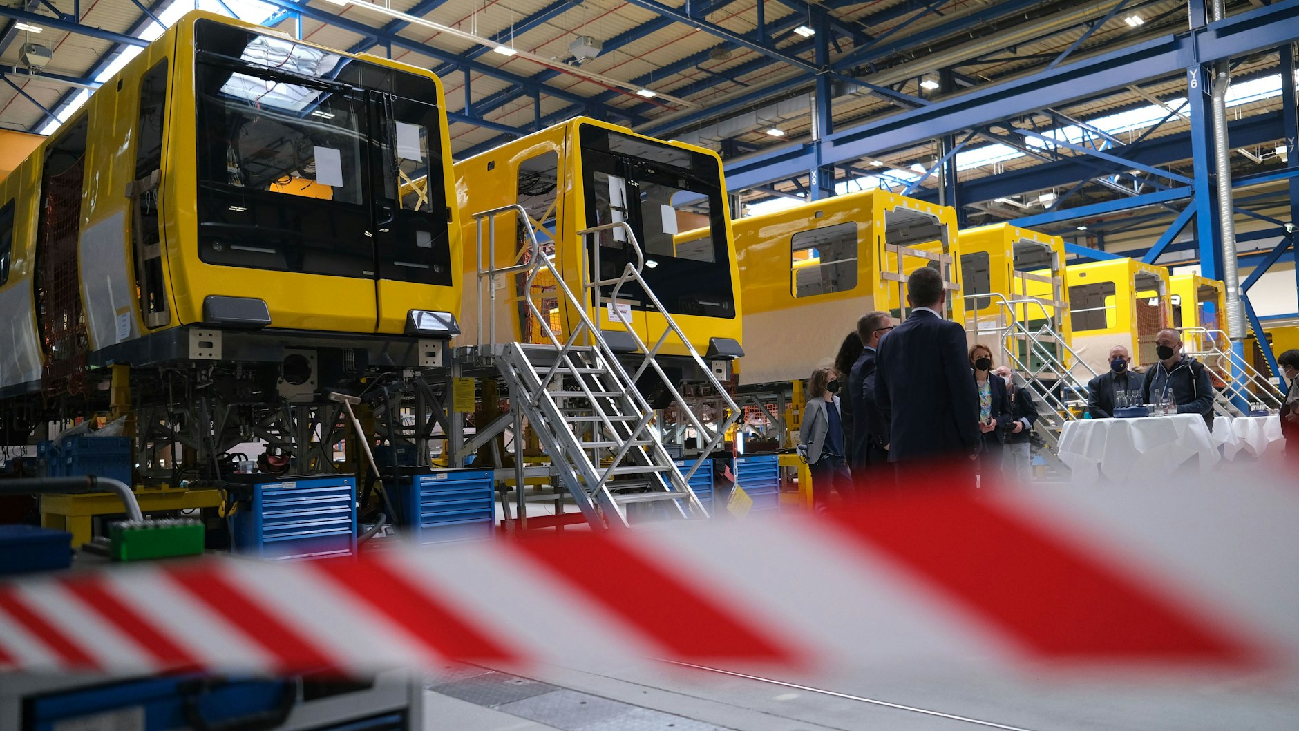 Sie sind da: Die ersten Wagenkästen der neuen U-Bahn-Generationen von Berlin stehen im Stadler-Werk im Pankower Ortsteil Wilhelmsruh. Es handelt sich um die künftige Baureihe JK für die U1 bis U4.
