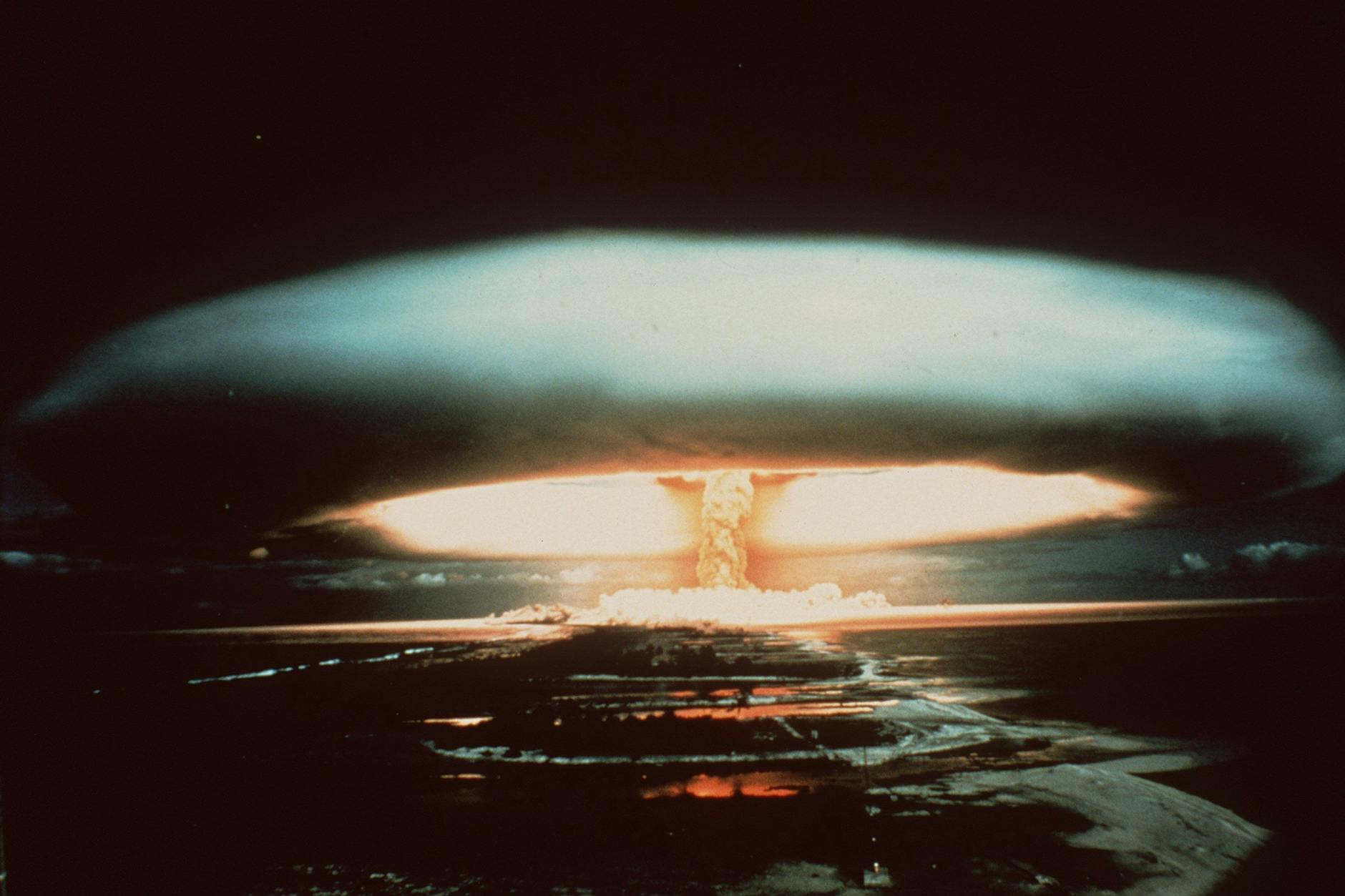 Nach der Explosion einer französischen Atombombe schwebt dieser riesige Atompilz über dem Mururoa-Atoll.