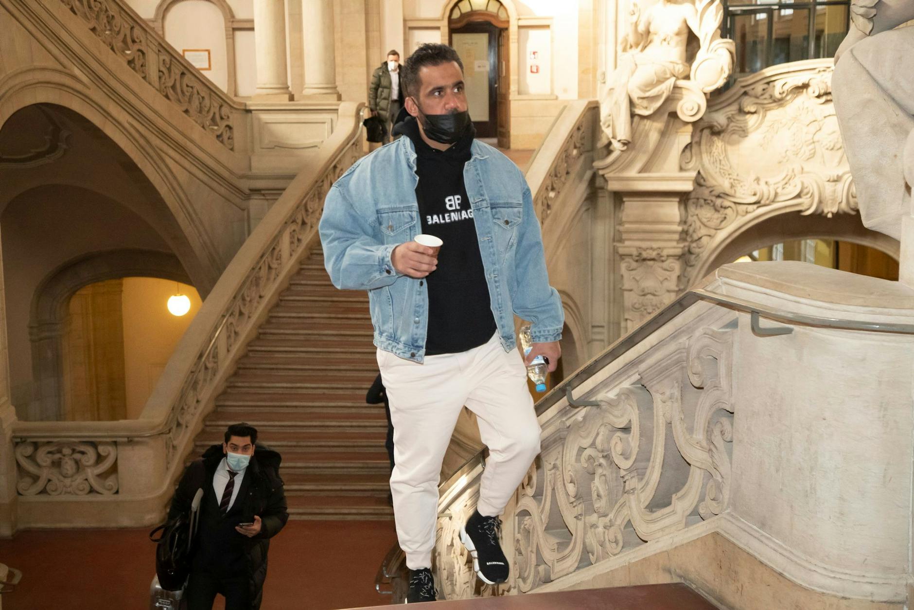 Berlin im März 2022: Der Angeklagte Arafat Abou-Chaker betritt das Berliner Landgericht mal wieder im plakativen Marken-Look, wie immer mit Coffee-to-go in der Hand. Sein Label der Wahl ist an diesem Tag Balenciaga.