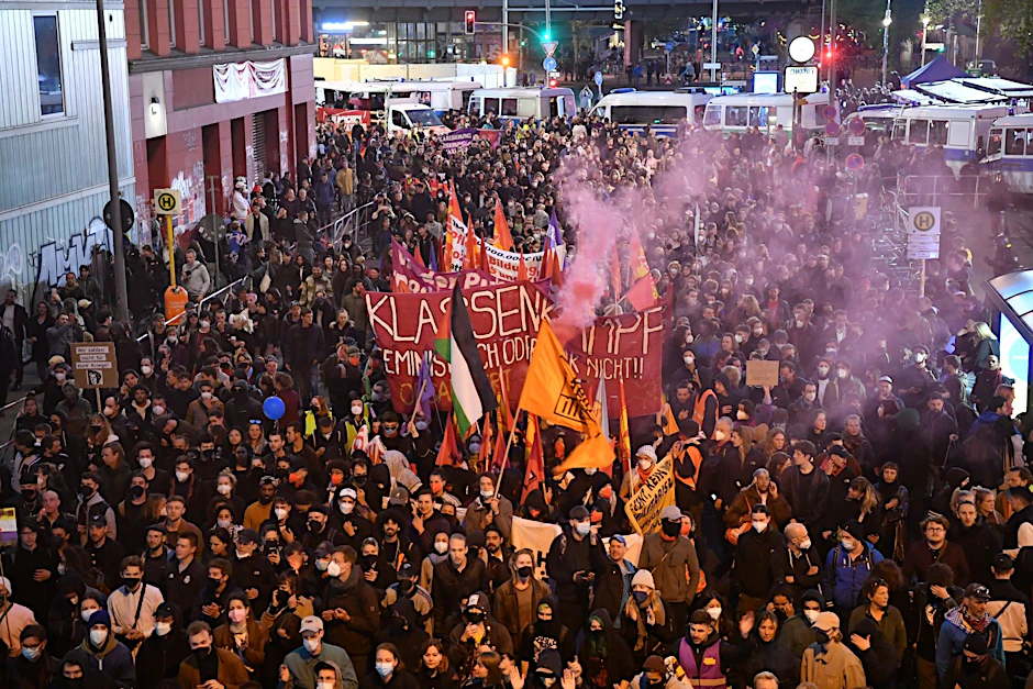 Polizisten versprühen bei der „Revolutionären 1. Mai-Demonstration“ Reizgas.