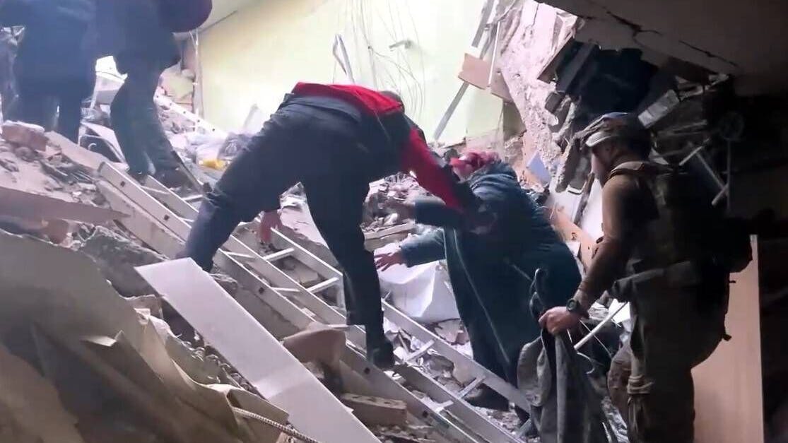 Zivilisten werden aus den Kellern des Stahlwerks in Mariupol gerettet.