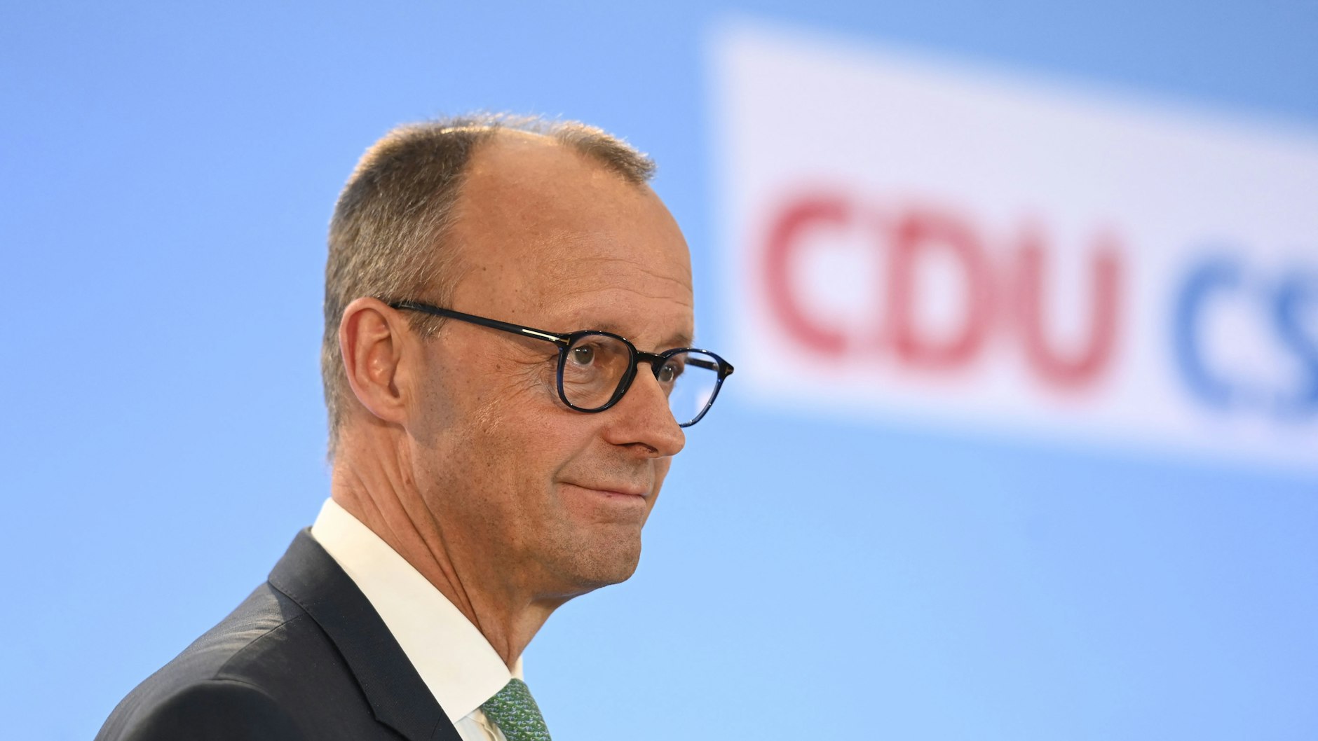 Der CDU-Vorsitzende Friedrich Merz hat eine Einladung des ukrainischen Parlaments angenommen.