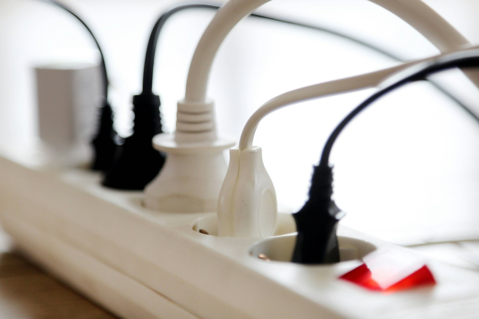 Eine Steckerleiste. Deutsche Haushalte geben laut Verivox unnötig viel Geld für Strom aus. 