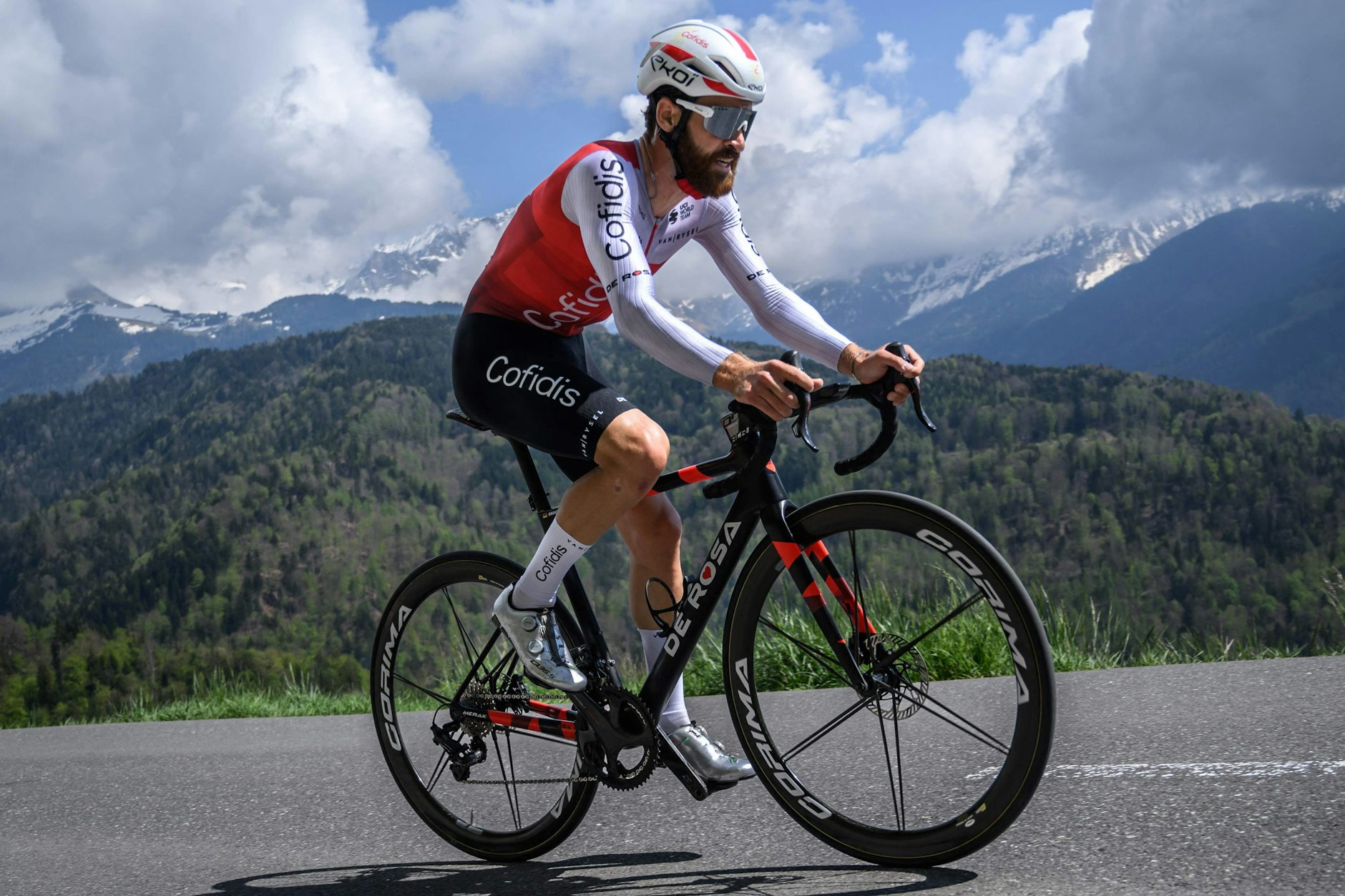 Der Berliner Simon Geschke fuhr bei der Tour Romandie auf Gesamtrang beim abschließenden Zeitfahren noch von Platz neun auf Gesamtrang drei vor.