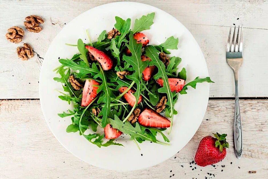 Der gesunde Fitness-Salat mit Erdbeeren ist richtig lecker.