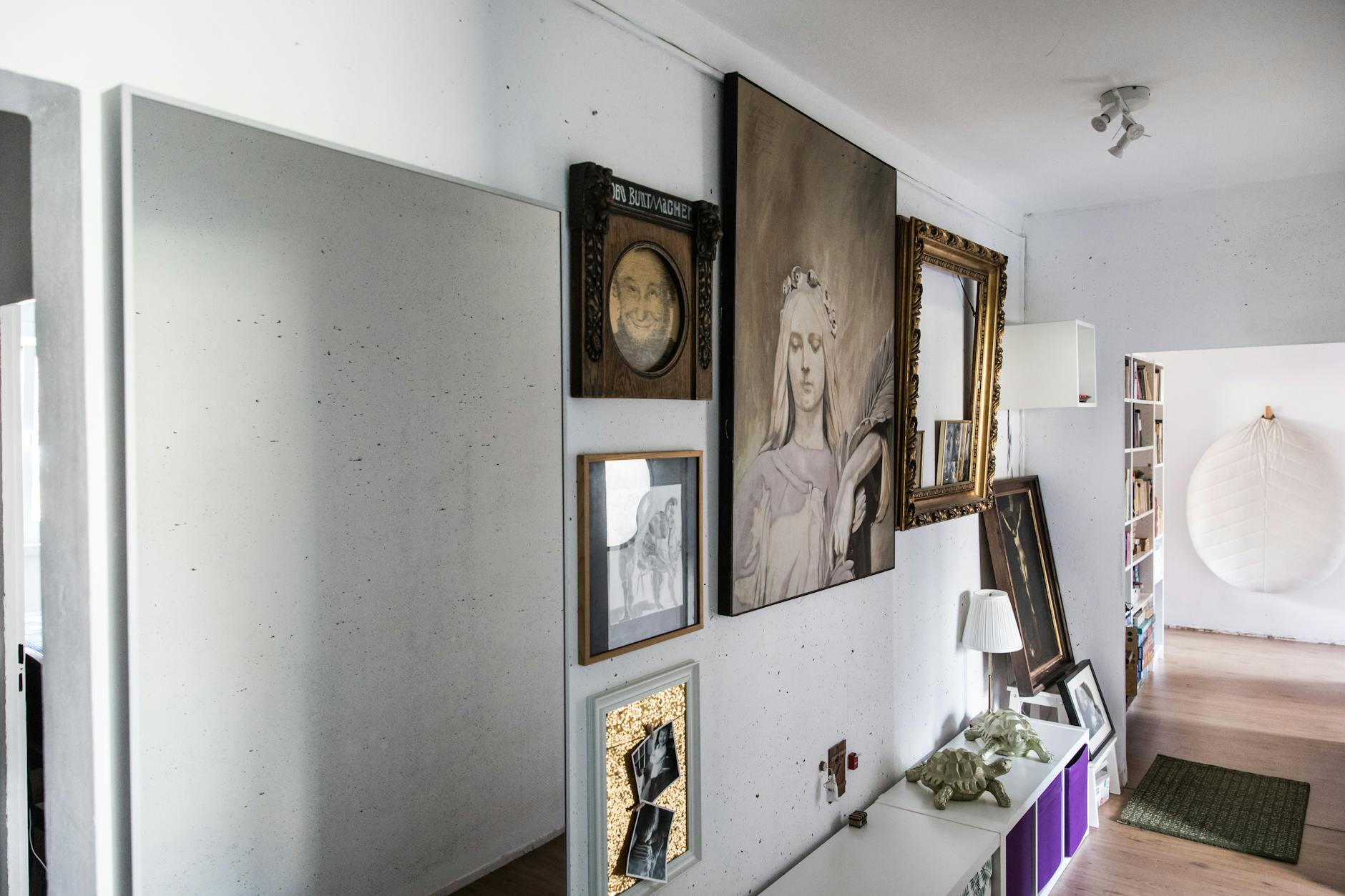 Wohnung von Stephanie und Marcus Jehne. Die Tapeten haben sie entfernt, die Betonwände gestrichen.