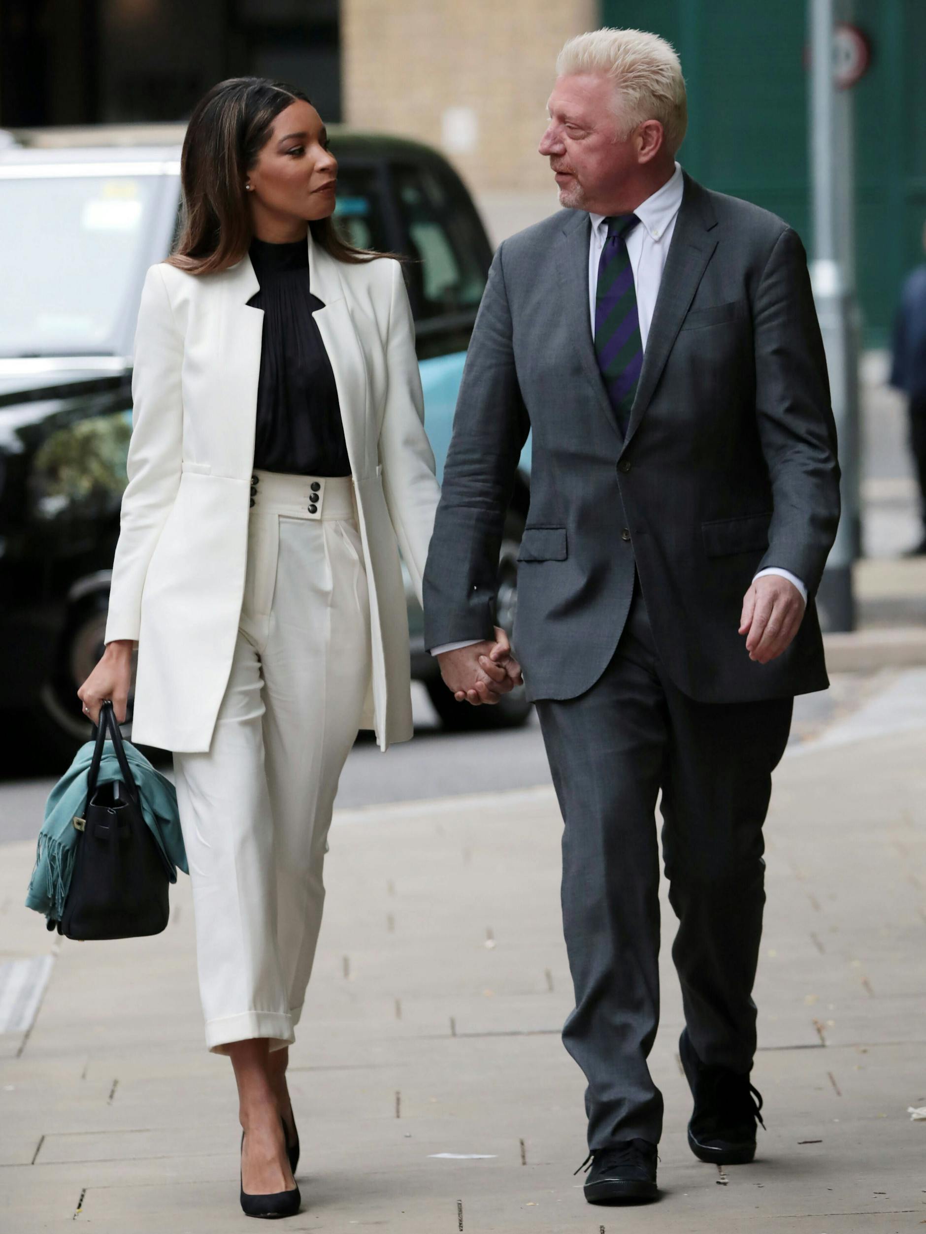 London im Mai 2022: Boris Becker mit seiner Freundin Lilian de Carvalho Monteiro. Der ehemalige Tennisstar trug am Tag der Urteilsverkündung eine Krawatte mit den Farben Wimbledons. Geholfen hat es leider nichts.