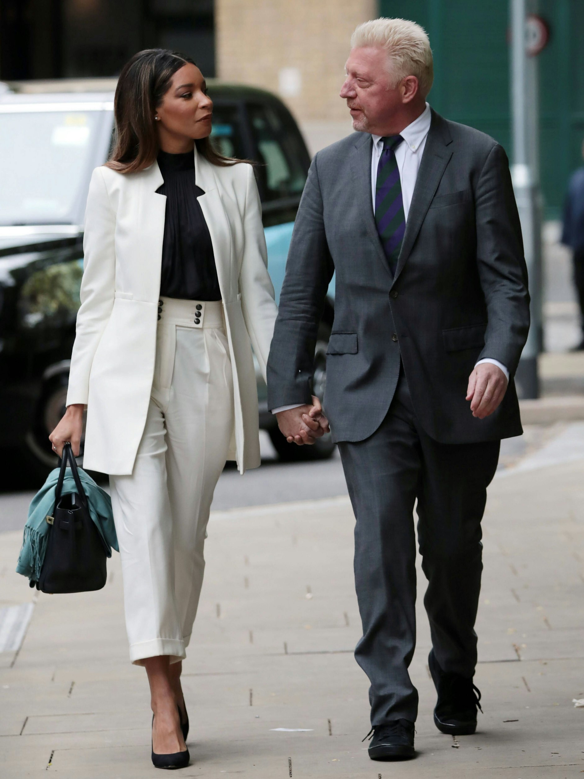 London im Mai 2022: Boris Becker mit seiner Freundin Lilian de Carvalho Monteiro. Der ehemalige Tennisstar trug am Tag der Urteilsverkündung eine Krawatte mit den Farben Wimbledons. Geholfen hat es leider nichts.