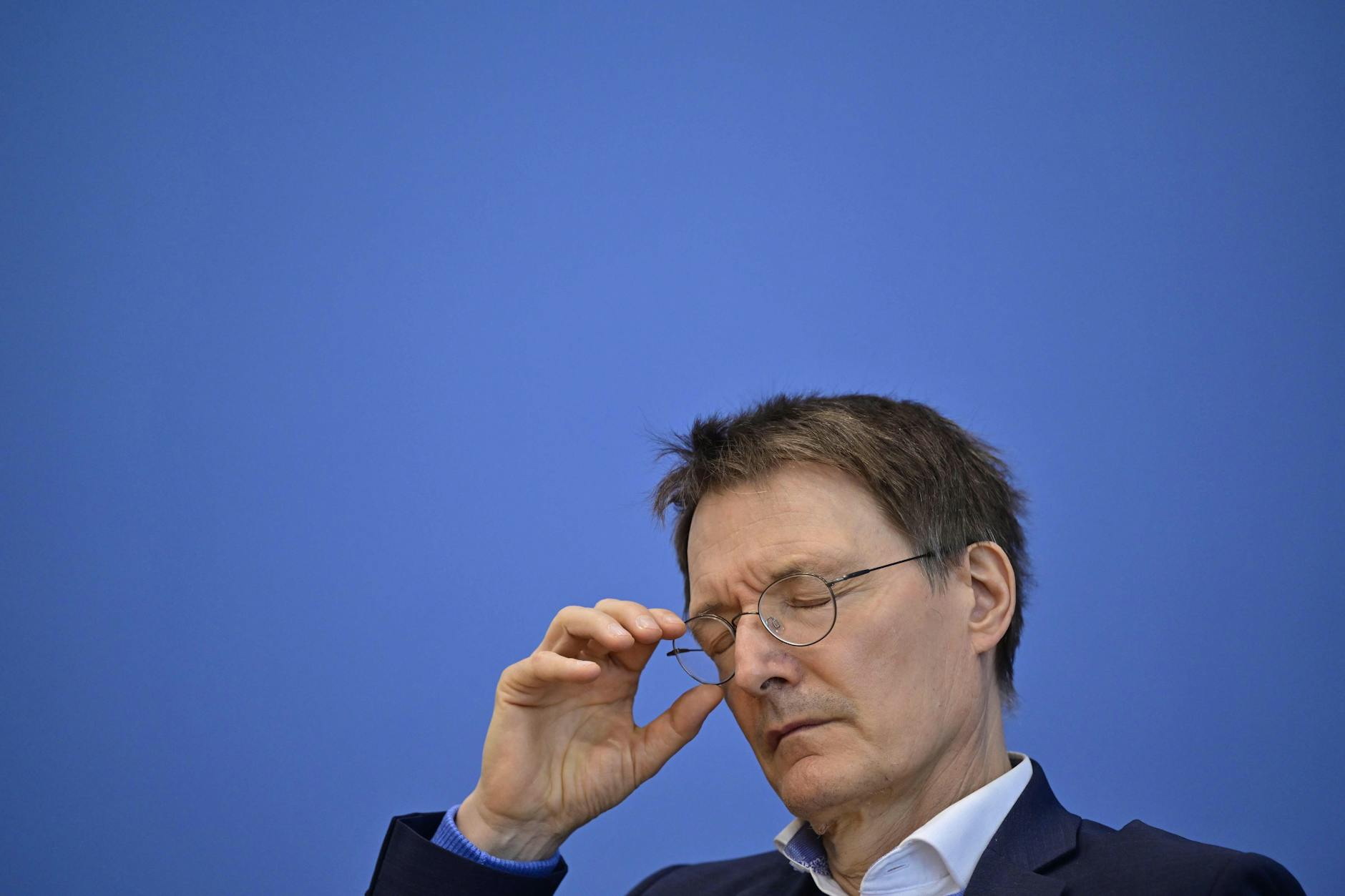 Gesundheitsminister Karl Lauterbach hat am Montag in Berlin eine neue Kommission vorgestellt, die Strukturreformen bei Veränderungsbedarf im Krankenhausbereich erarbeiten soll.