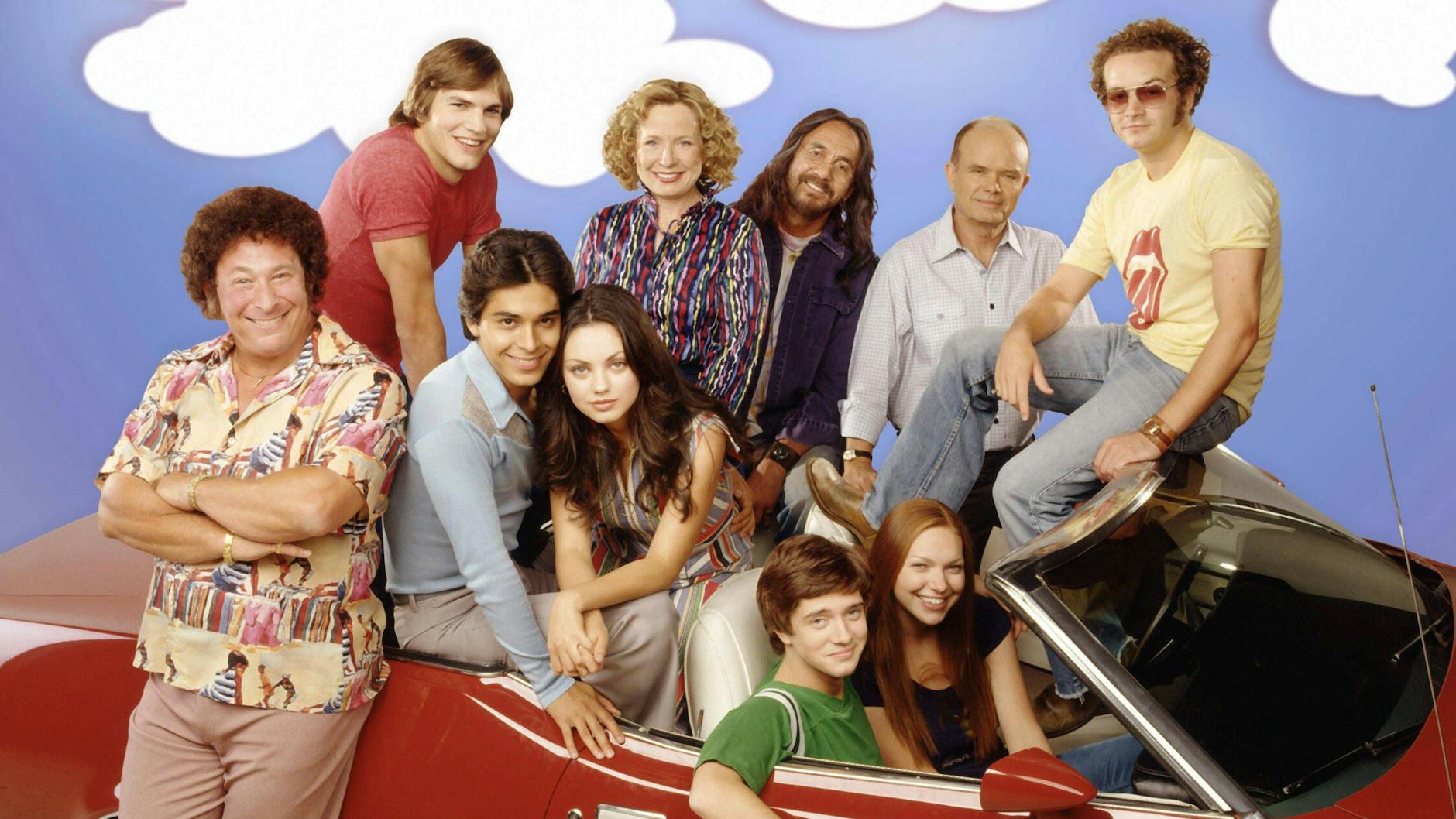 Die Besetzung der Sitcom „Die wilden Siebziger“, die im Original „That ’70s Show“ heißt: Die meisten von ihnen sind beim Spin-off „That ’90s Show“ wieder mit von der Partie.