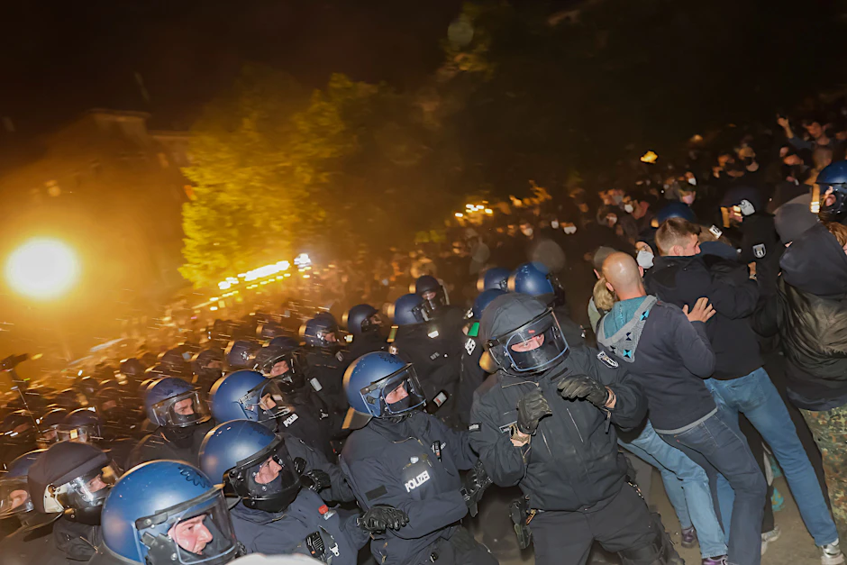 Polizisten und Demonstranten treffen bei der „Revolutionären 1. Mai-Demo“ aufeinander.