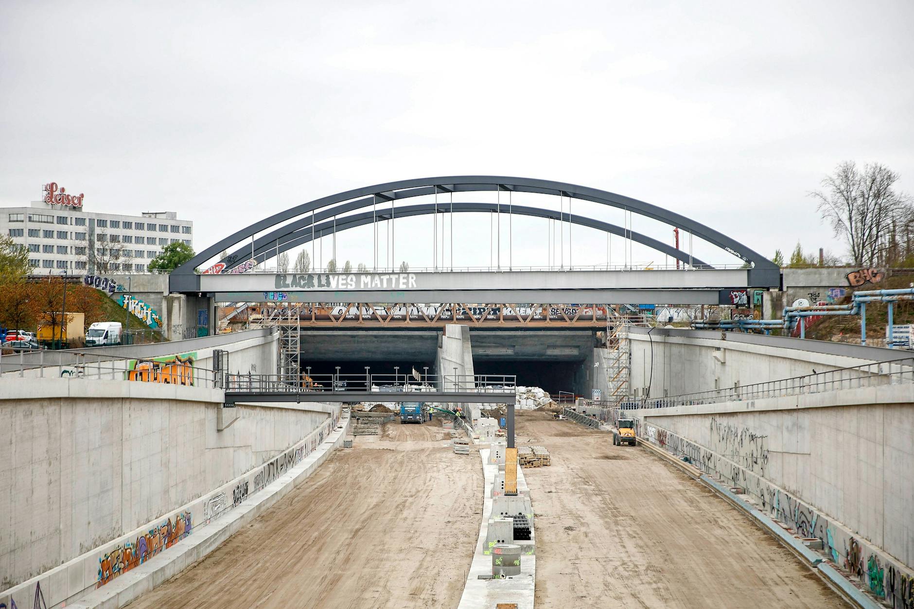Sechsspurig durch den Berliner Osten. Am 16. Abschnitt der Autobahn 100, der von Neukölln nach Treptow führt, wird seit 2013 gebaut. Jetzt will der Bund den 17. Bauabschnitt in Angriff nehmen.