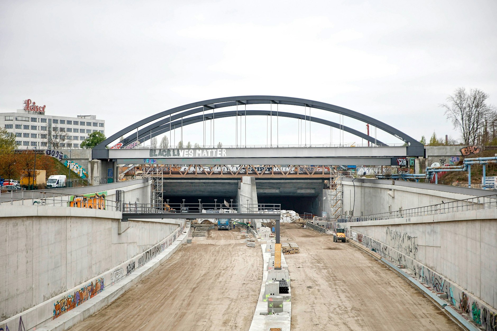 Sechsspurig durch den Berliner Osten. Am 16. Abschnitt der Autobahn 100, der von Neukölln nach Treptow führt, wird seit 2013 gebaut. Jetzt will der Bund den 17. Bauabschnitt in Angriff nehmen.