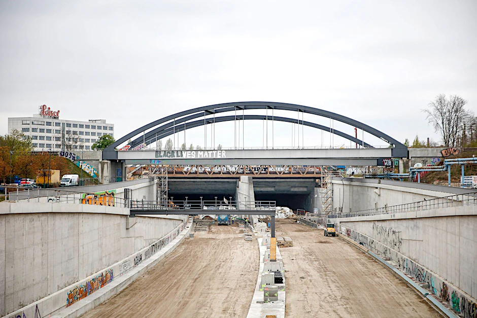 Sechsspurig durch den Berliner Osten. Am 16. Abschnitt der Autobahn 100, der von Neukölln nach Treptow führt, wird seit 2013 gebaut. Jetzt will der Bund den 17. Bauabschnitt in Angriff nehmen.