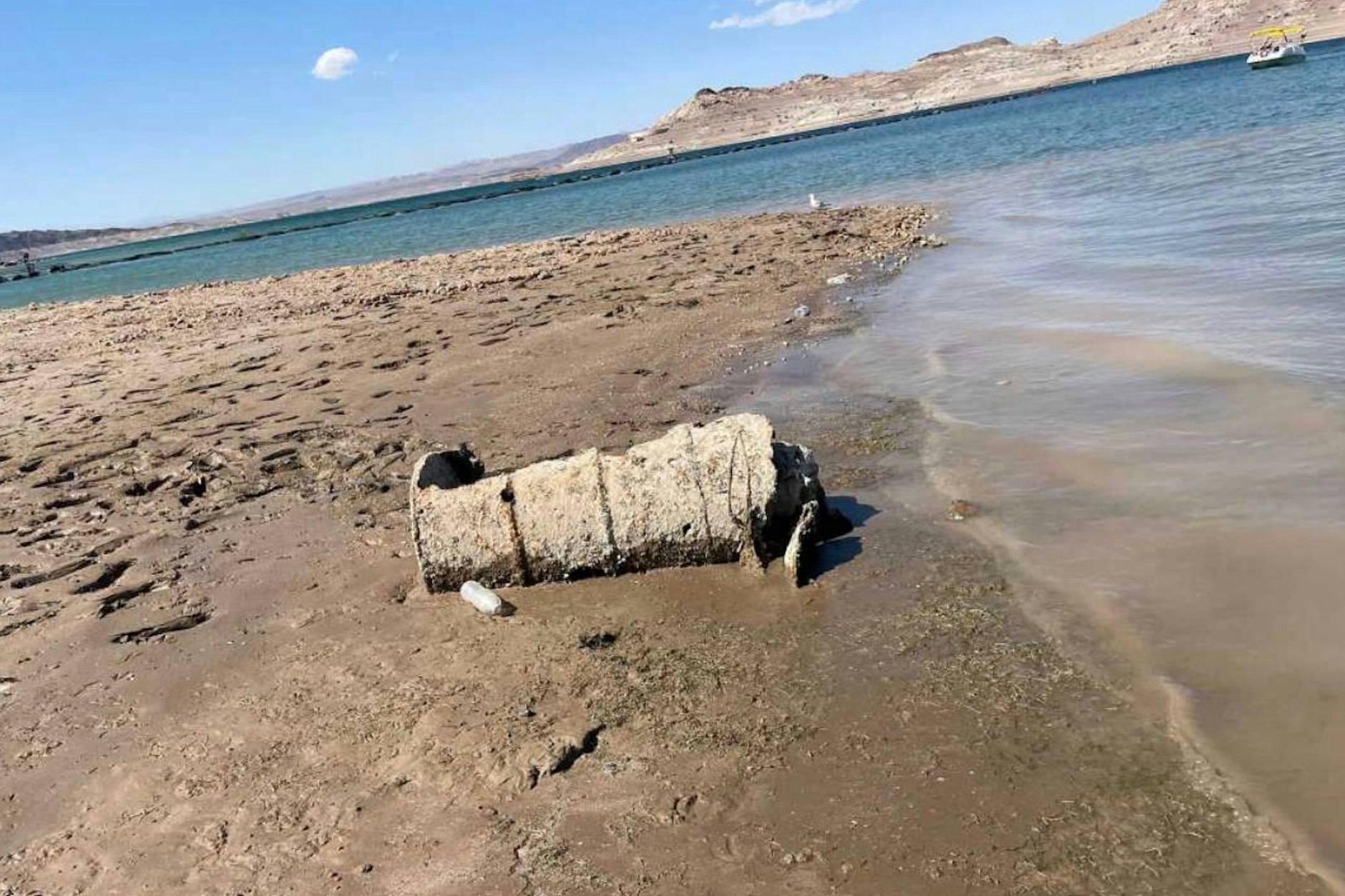 Das verrostete Fass, das Bootsausflügler in dem Stausee bei Las Vegas fanden. In ihm waren menschliche Knochen.