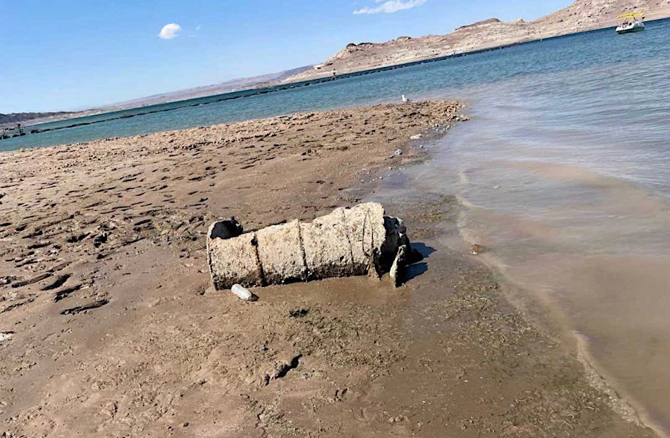 Das verrostete Fass, das Bootsausflügler in dem Stausee bei Las Vegas fanden. In ihm waren menschliche Knochen.