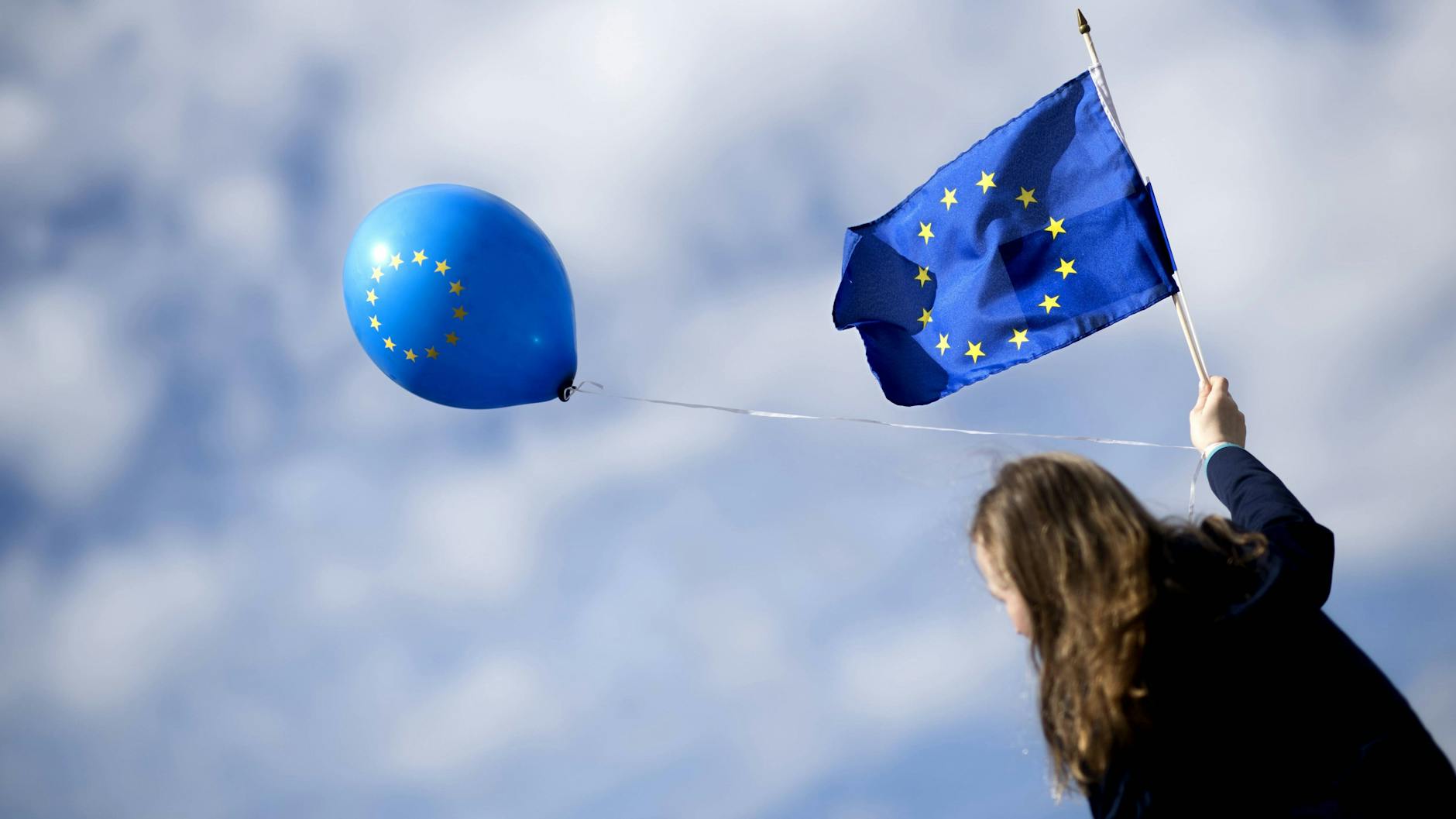 Mädchen mit Ballon und europäischer Fahne auf dem Gendarmenmarkt.