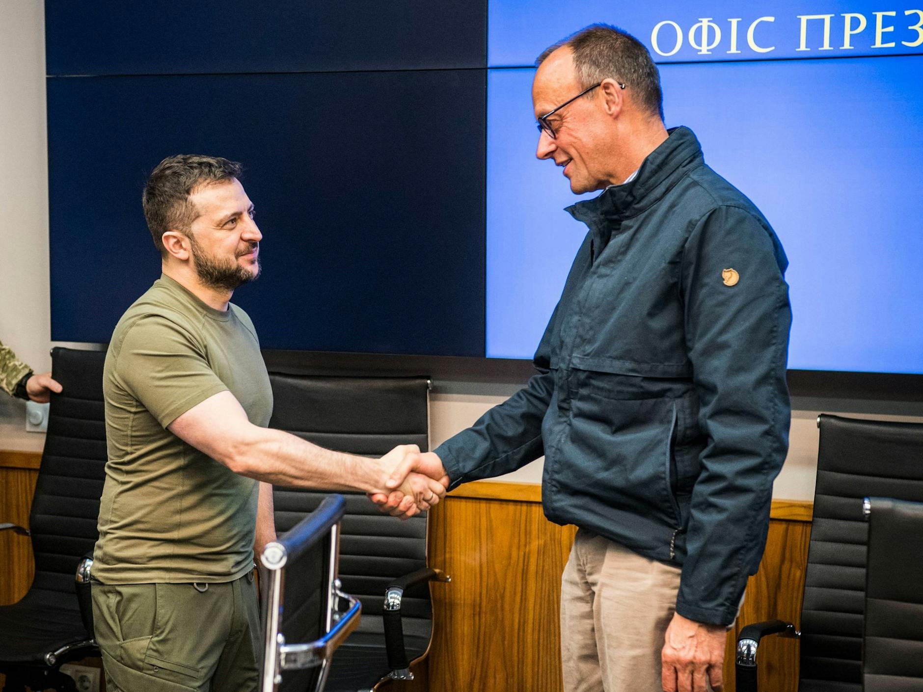 Fester Händedruck: Wolodymyr Selenskyj begrüßt CDU-Chef Merz in Kiew.